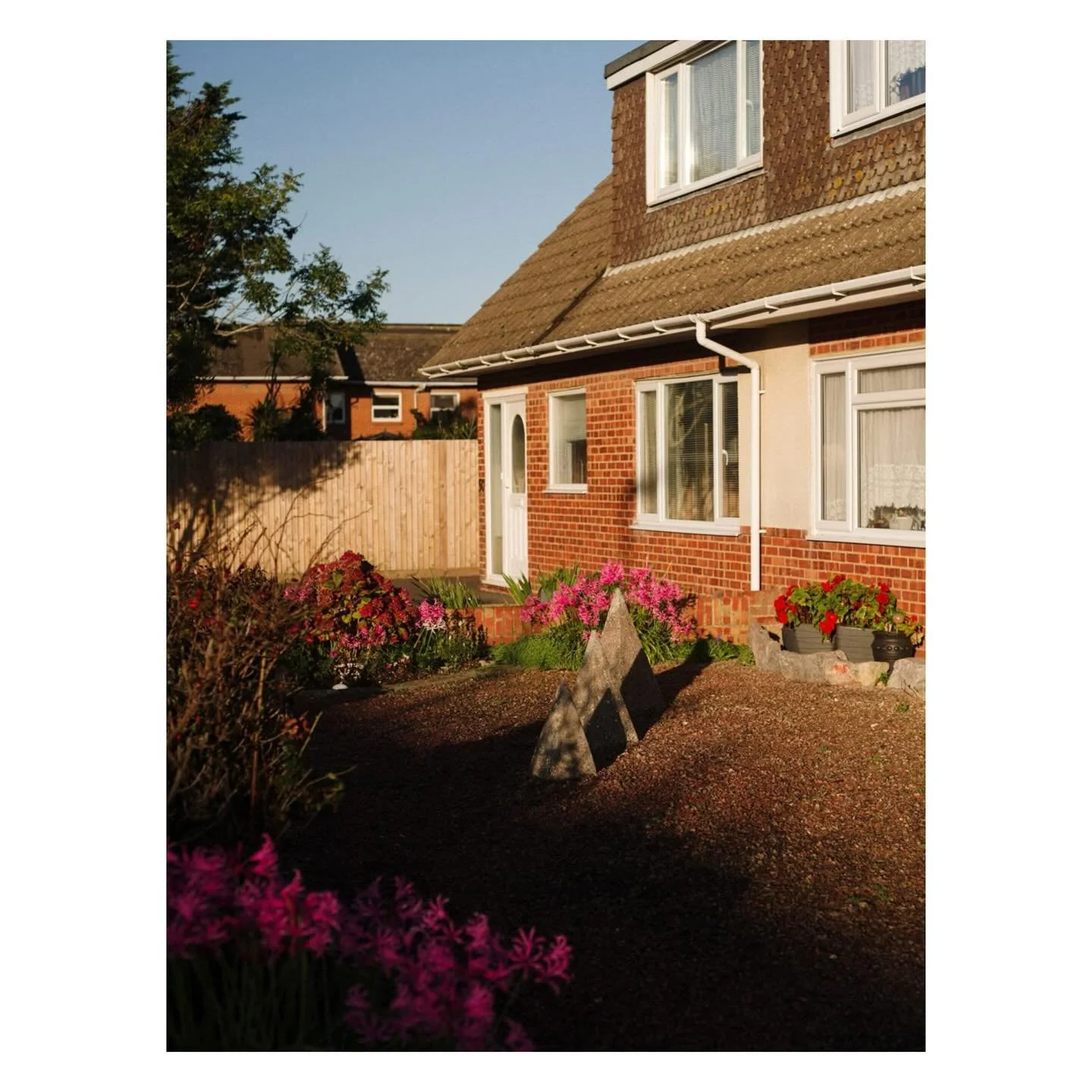 Sunday morning. The clocks have changed , the sun is low and I&rsquo;m up early&hellip; #mediumformat #streetphotography #sunday #minnieriperton #mediumformatphotography #pentax645z #shorehambysea #worthing #lightandshadows #gameoftones #colours #sun