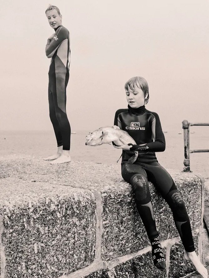 Archive : St Ives 2016 - two lads and a cod (I think) #streetphotography #stives #cornwall #kernow #blackandwhitephotography #portraitphotography  #monochrome