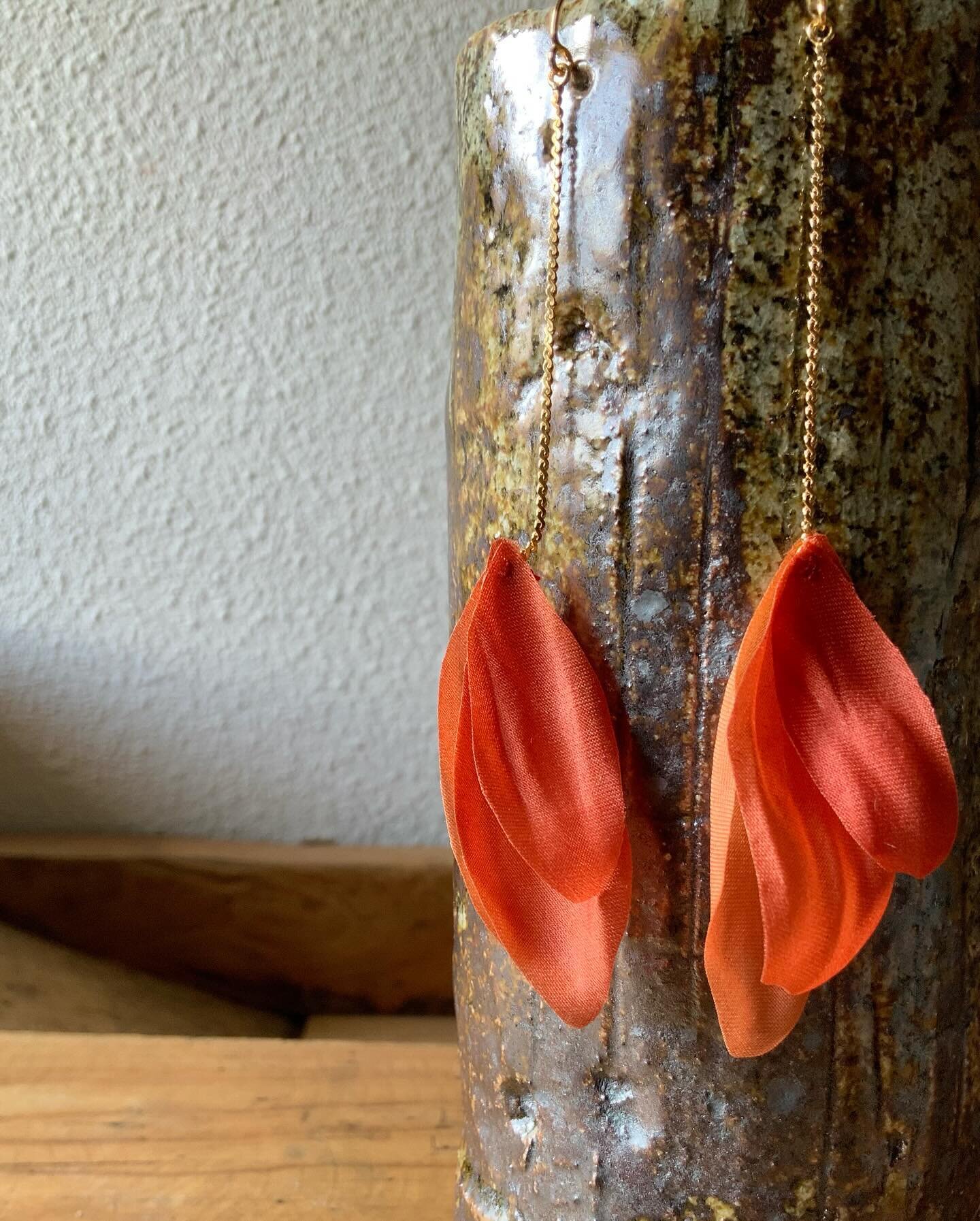 &ldquo;P&eacute;talos volantes&rdquo;
Pendientes con cadena vintage gold-filled chapada con 3 micras de oro y p&eacute;talos de dahlia en seda coloreados con ra&iacute;z de &ldquo;rubia tinctorum&rdquo; y madera de &ldquo;pterocarpus soyauxii&rdquo;.