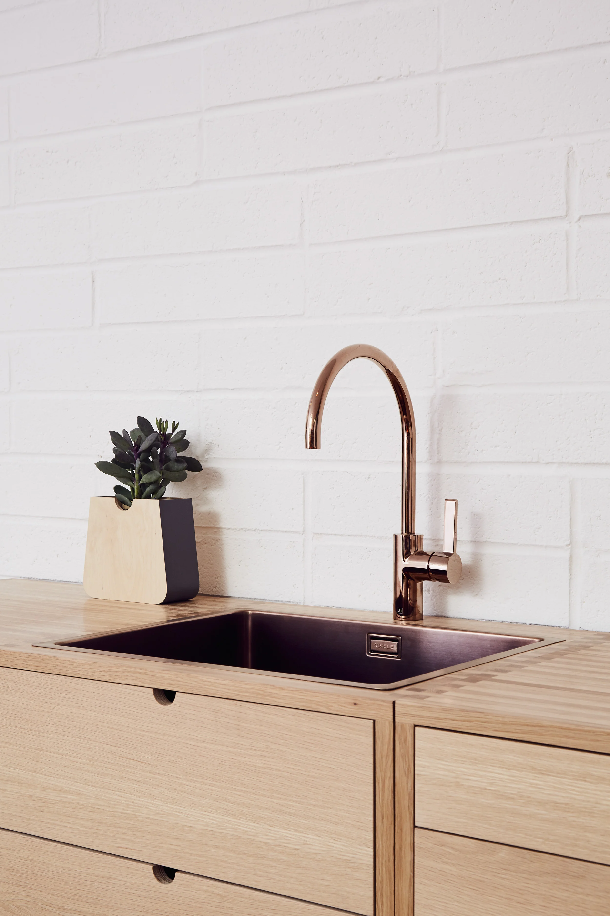 Close up of finger jointed oak kitchen by Lozi with plywood Erlen planter