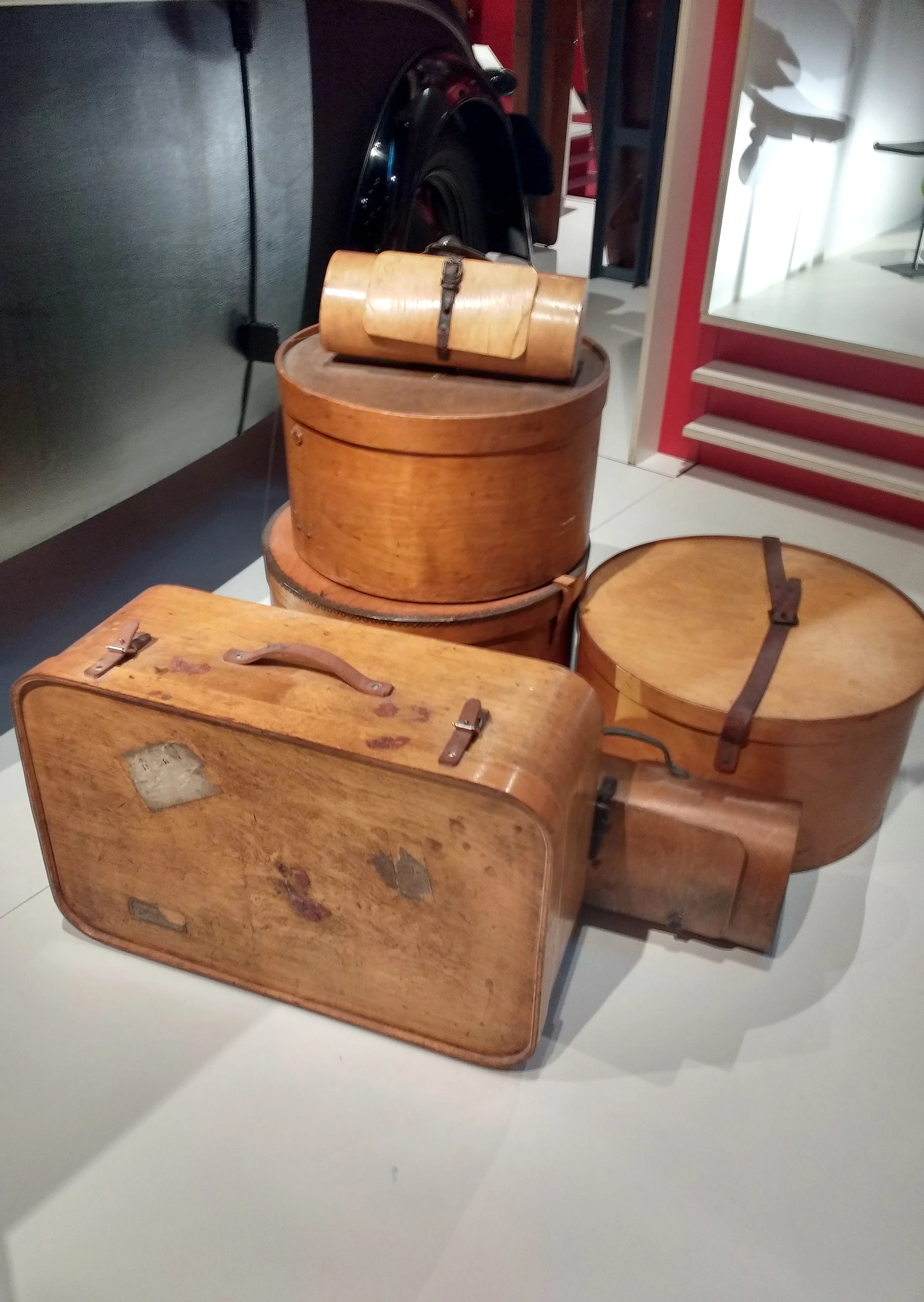 Plywood hat boxes, suitcases and hand bags, various manufacturers, about 1930. 