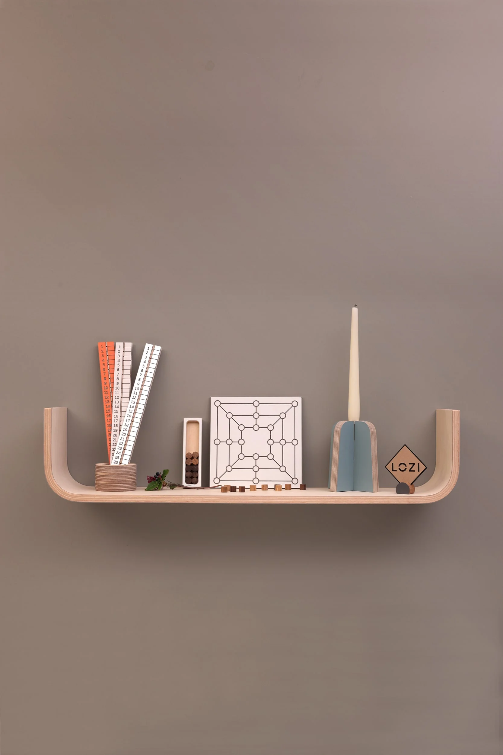 Curved plywood U shelf by Lozi