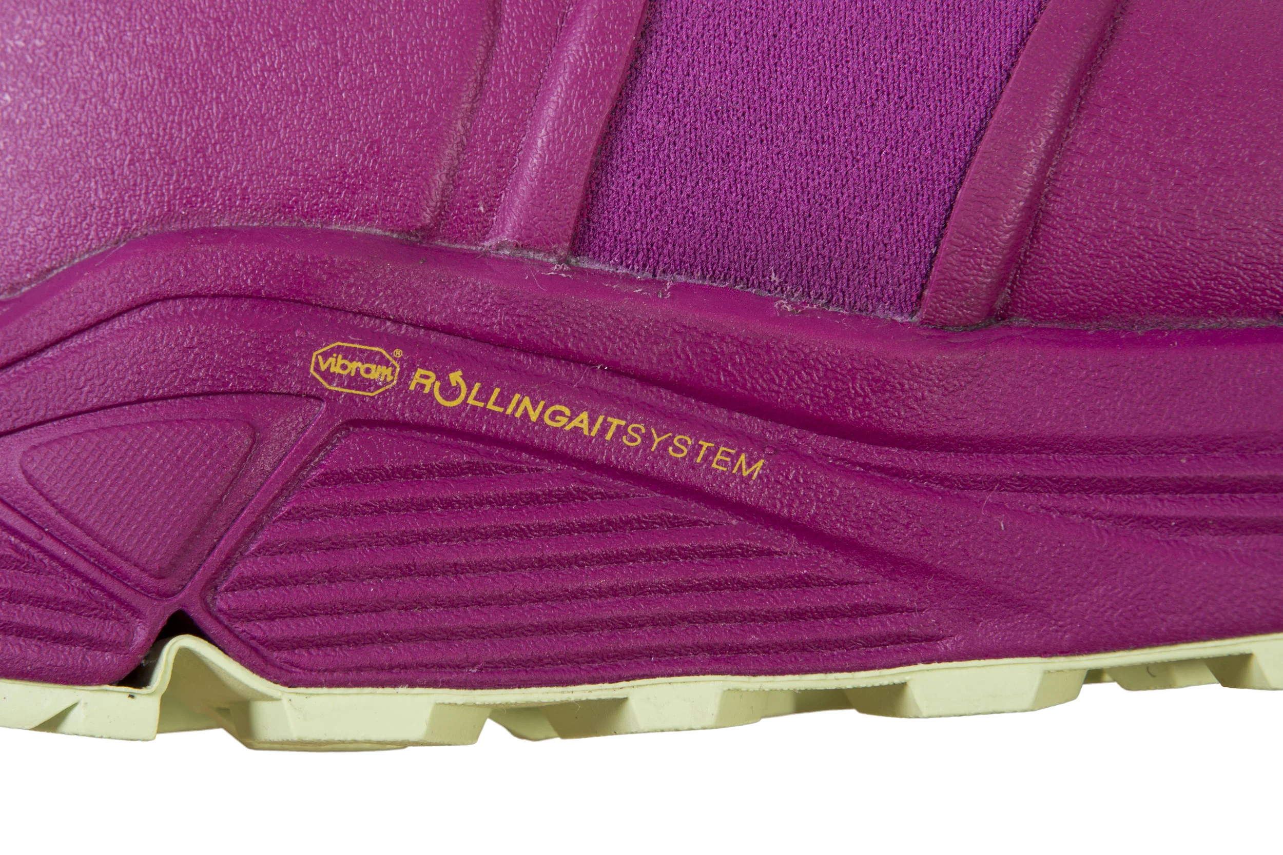 Vibram’s ROLINGAIT system increases the fluidity of motion reducing discomfort in the lower limbs even after hours of use.