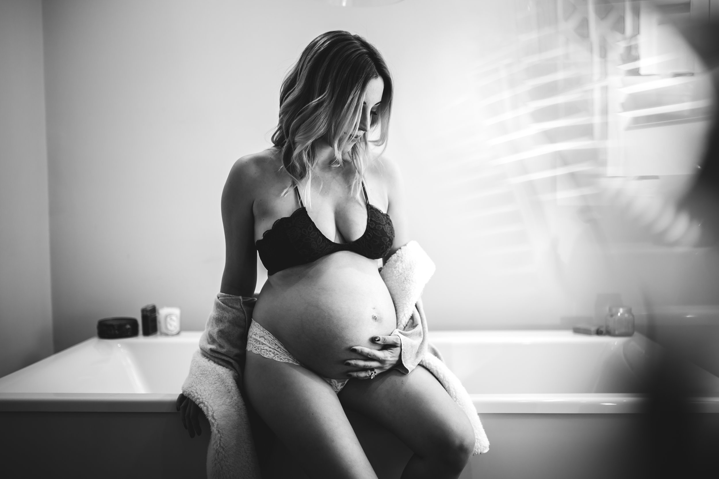 boudoir maternity session in home