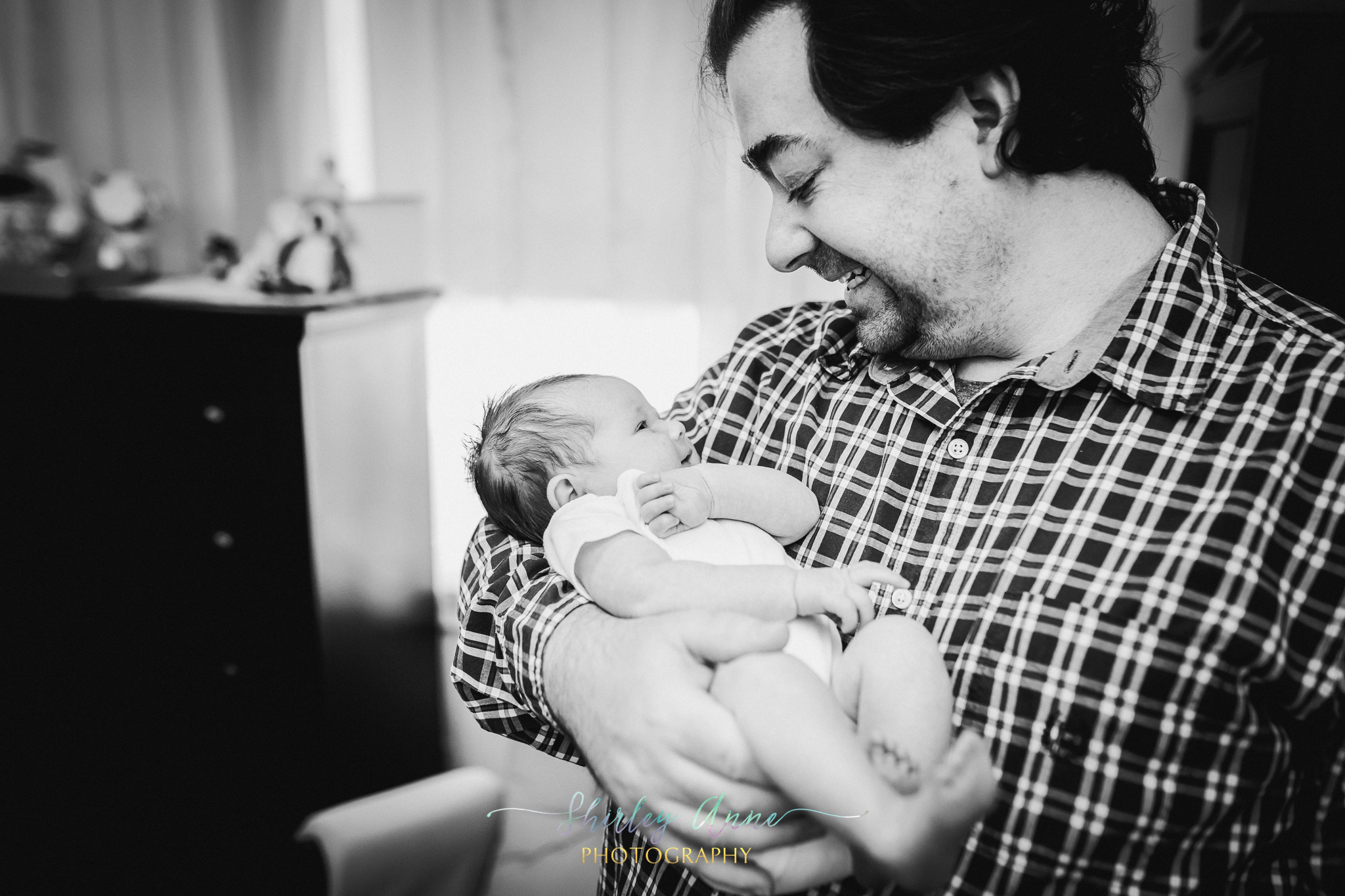 daddy and newborn