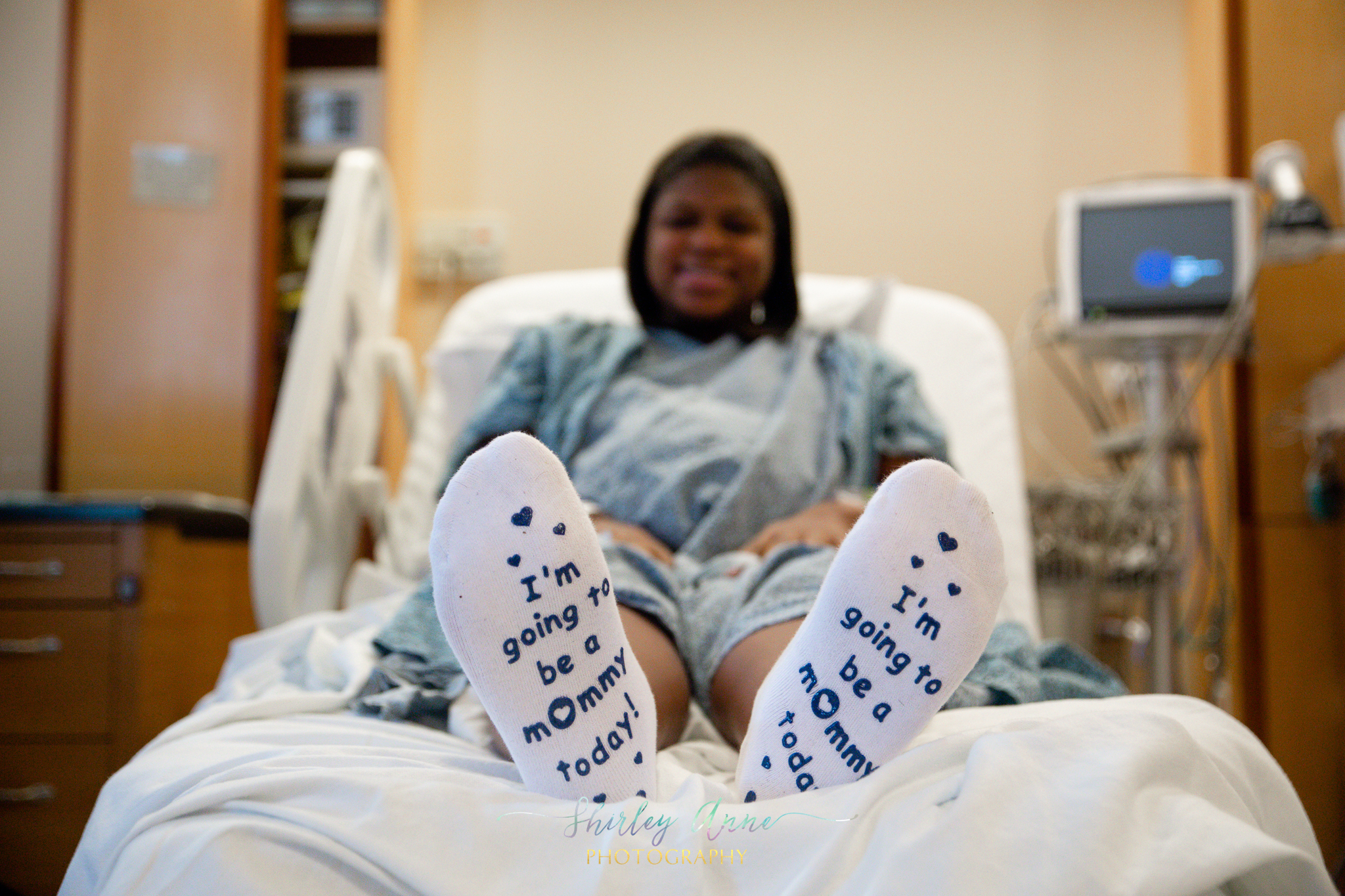 3. Cute Robe, hair ties and socks Ok, this one is mostly for the cuteness. I love cute robes and feel they are needed to feel nice and comfortable during labor (side note: you DON’T have to labor in the hospital gowns, trust me, YOUDON’T!). They are also amazing for immediate skin to skin after birth because they open in the front. You might also want one for after birth, especially if you want to take those cute announcing pictures. Socks are also a must have, not only the ones that are slip resistant, but ones that are warm. Hair Ties and stuff for the hair are good to have for birth, but also for post-partum. I’ve had clients who are fixing their hair during labor, you might (might not) be like them haha!