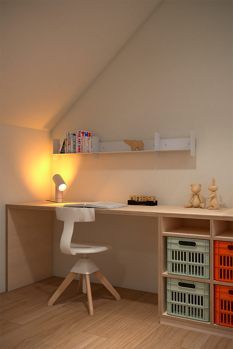 Espace de travail avec grand bureau et tête de lit profonde intégrant des niches de rangement astucieuses pour enfant