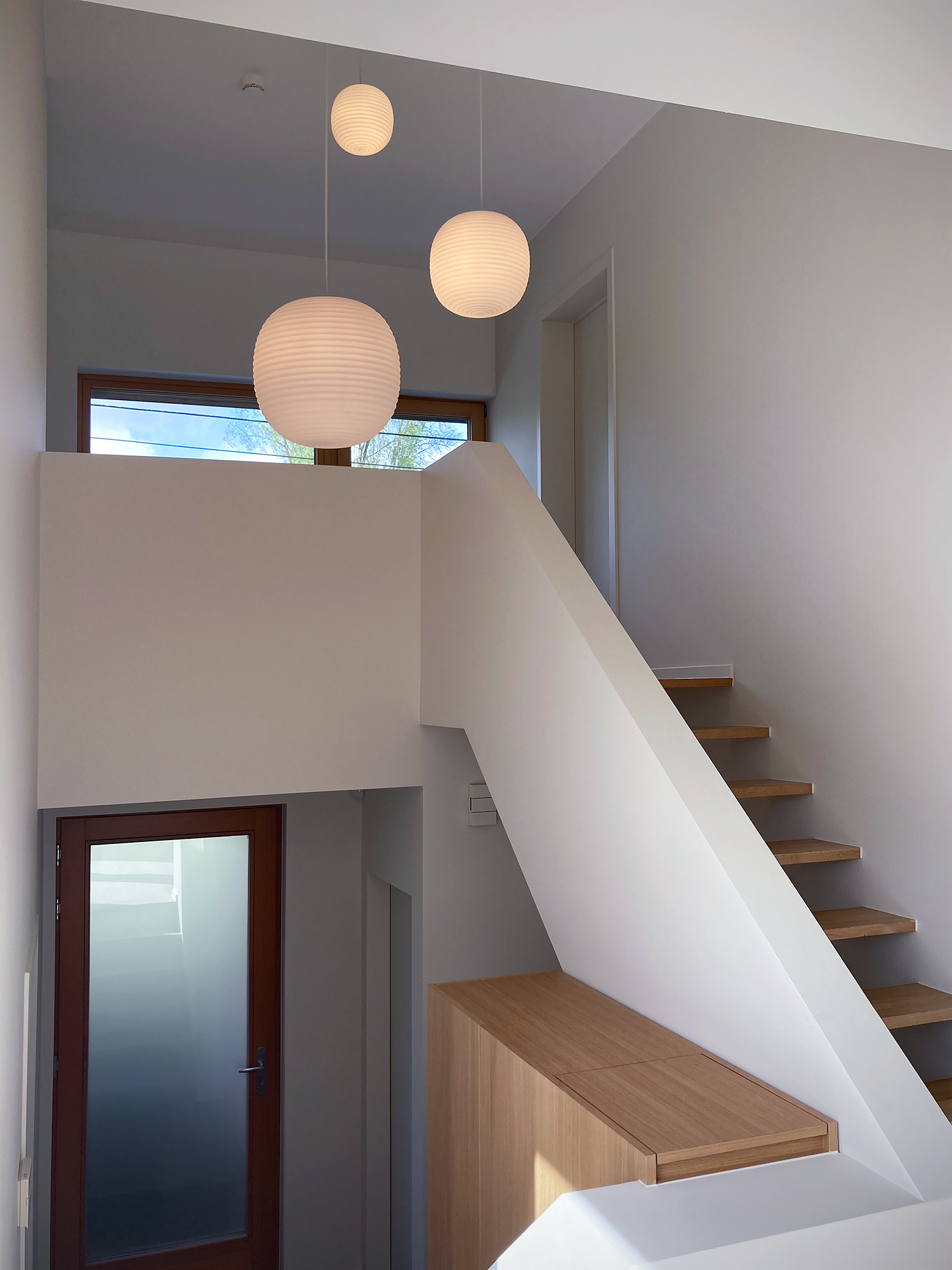 Détail des finitions d'un meuble de rangement en bois sur-mesure sans poignées apparentes pour un design épuré