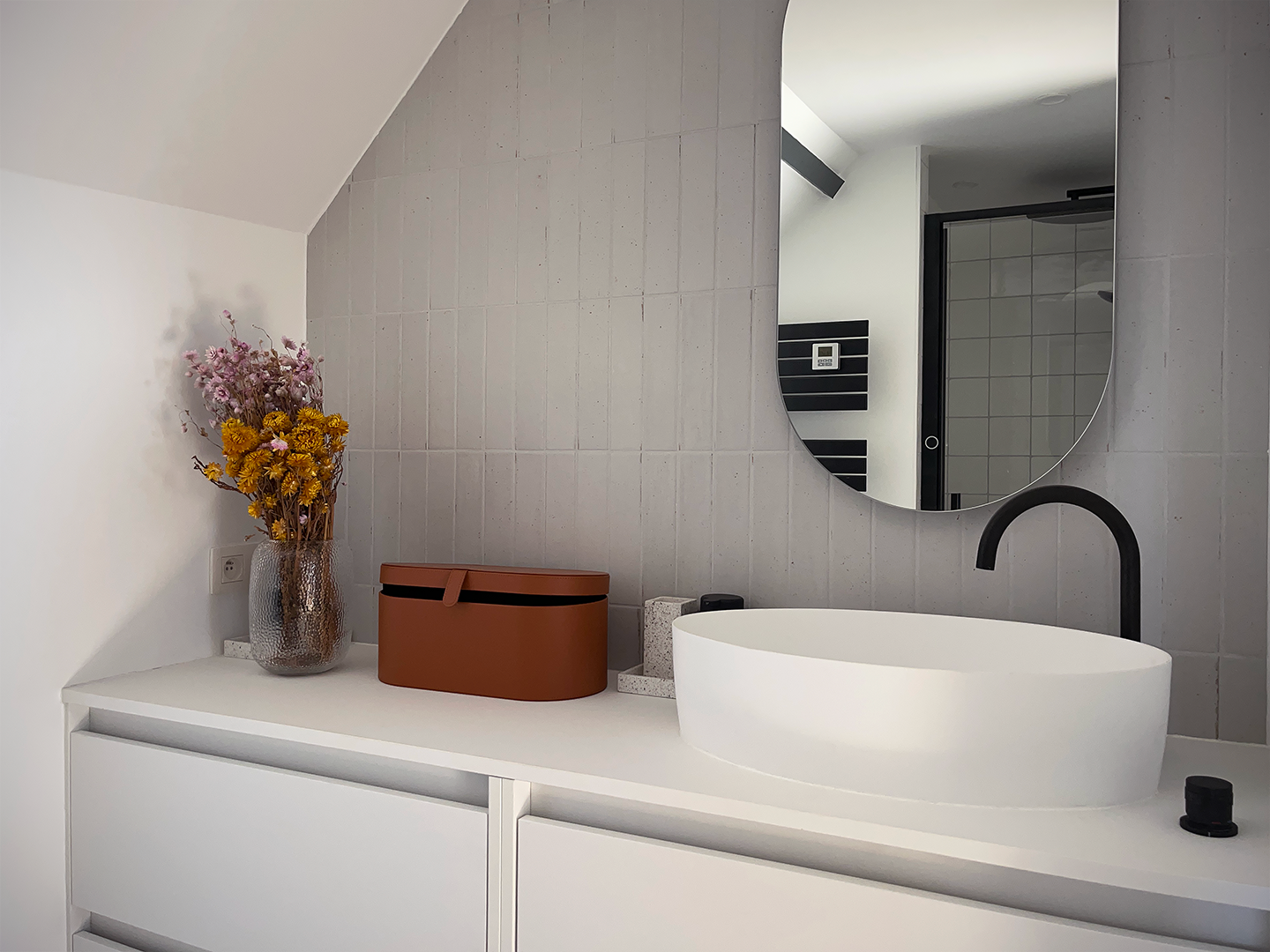 Aménagement d'une salle de douche moderne et compacte de 4,5 m² intégrée dans une suite parentale sous combles