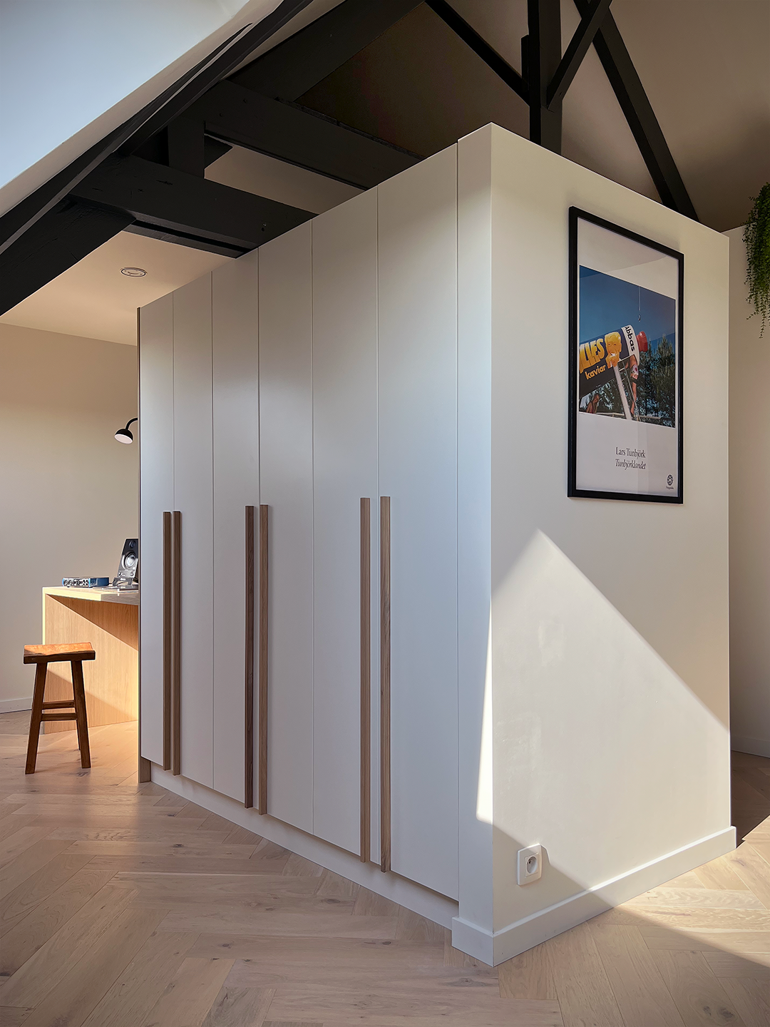 Création d'un grand bloc central sur-mesure séparant le dressing du bureau dans un grenier aménagé à Tournai.