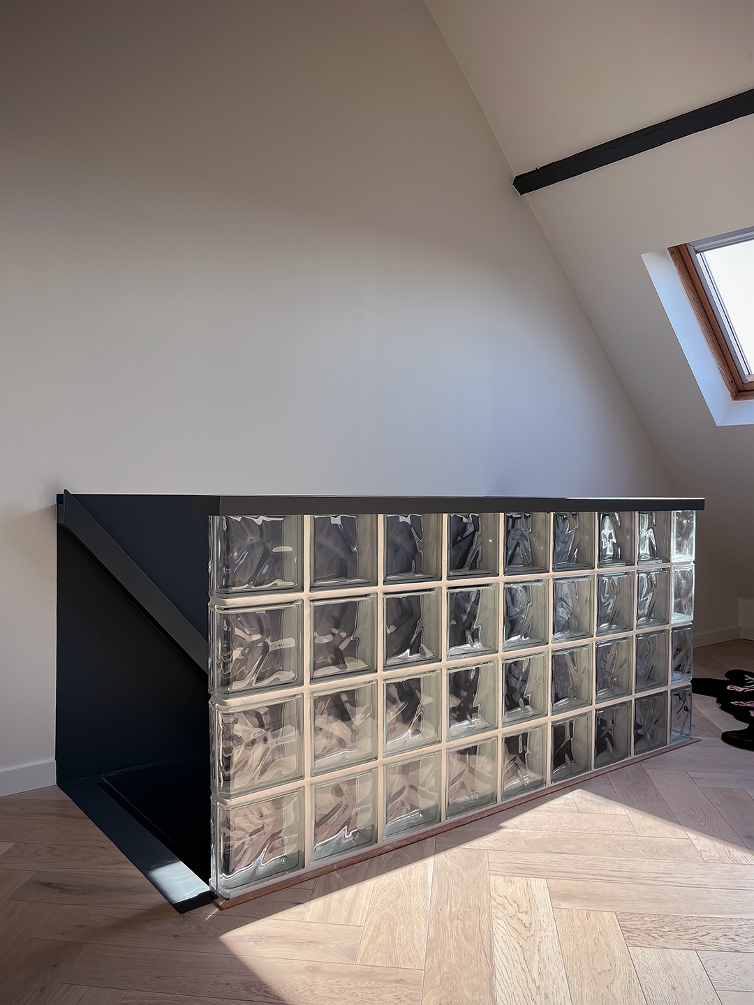 Escalier de grenier conservé et structuré par une tablette en bois et un aplat mural de finition gris mat
