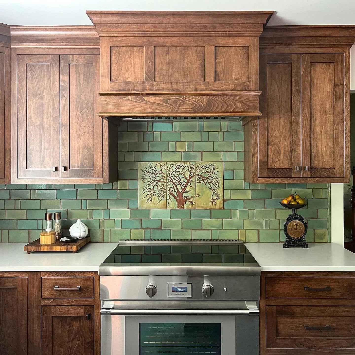 For the tile backsplash in this craftsman kitchen we chose to mix multiple glaze colors to create a custom look. We loved the handmade quality of @pasadena.craftsman.tile and they offer a few different custom glaze mixes. Kitchen design by @airy_kitc