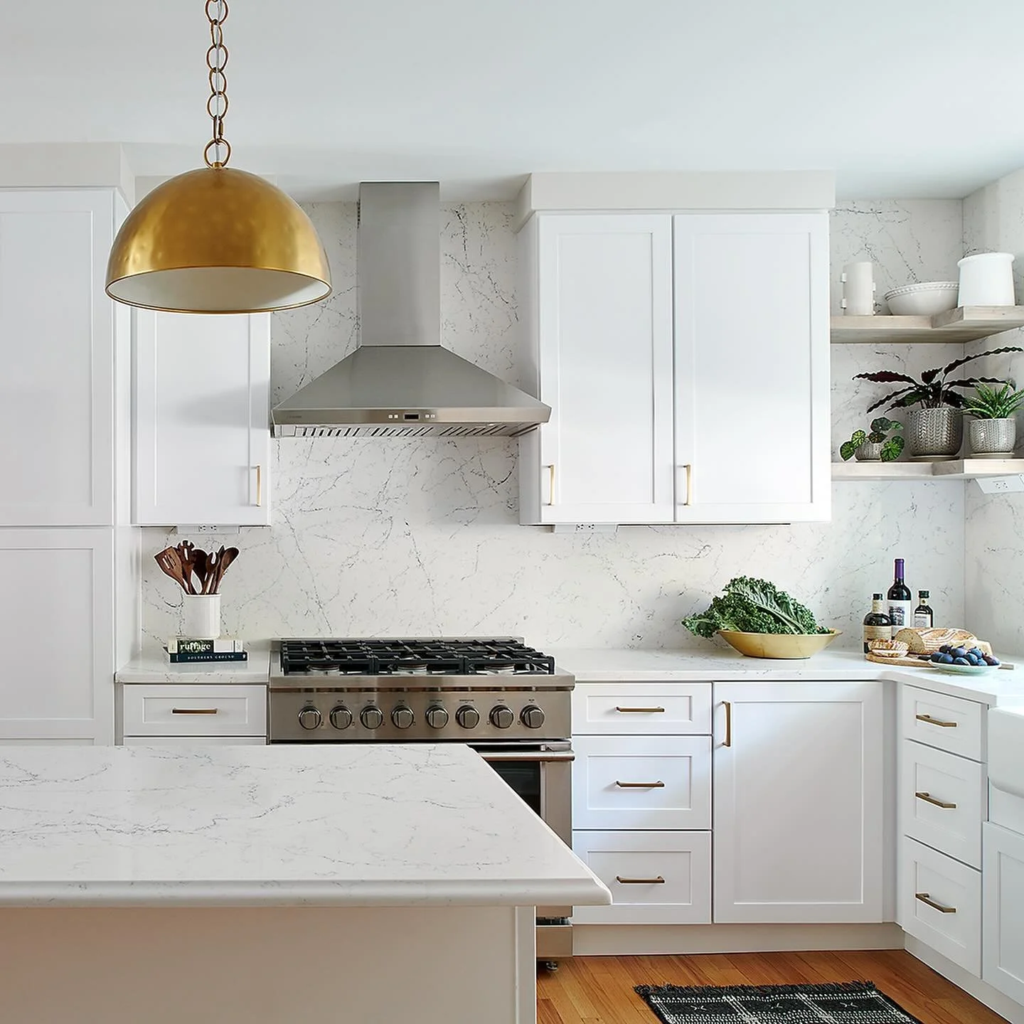 For this townhouse kitchen in #fitlersquare we kept cabinets neutral and added brass and wood shelves for  warmth. A solid surface (quartz) backsplash goes all the way to the ceiling!
.
.
📸 @mcbecks_pix 
#mainlineinteriordesign #myhousebeautiful #ho