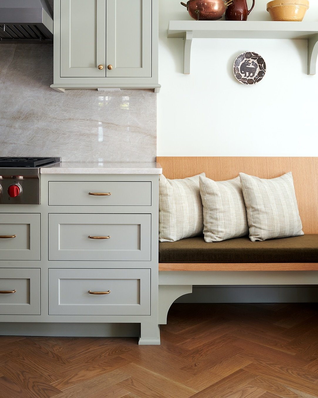 The right flooring material sets the tone for any kitchen. In Philadelphia, we love using options that are durable, comfortable, and sustainable, and that will stand the test of time.
Wood &ndash; Timeless hardwoods like oak, maple, and cherry are co