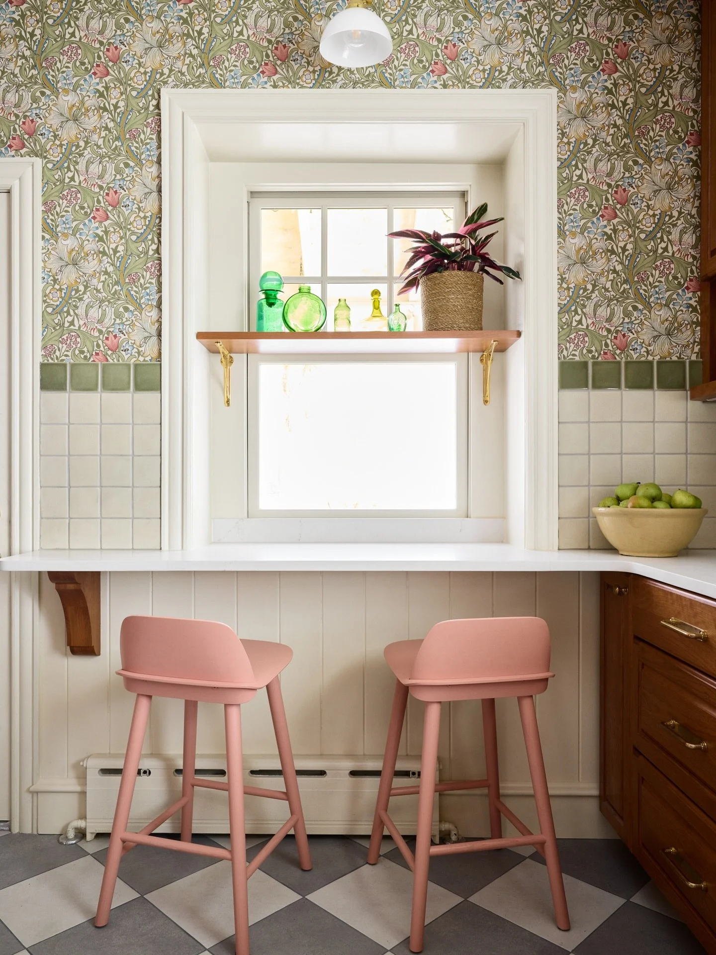 In historic homes with compact kitchens, every square foot counts. Homeowners often focus on maximising storage, but we think a seat for friends and family should also be a priority! After designing hundreds of kitchens, we&rsquo;ve learned a few tri