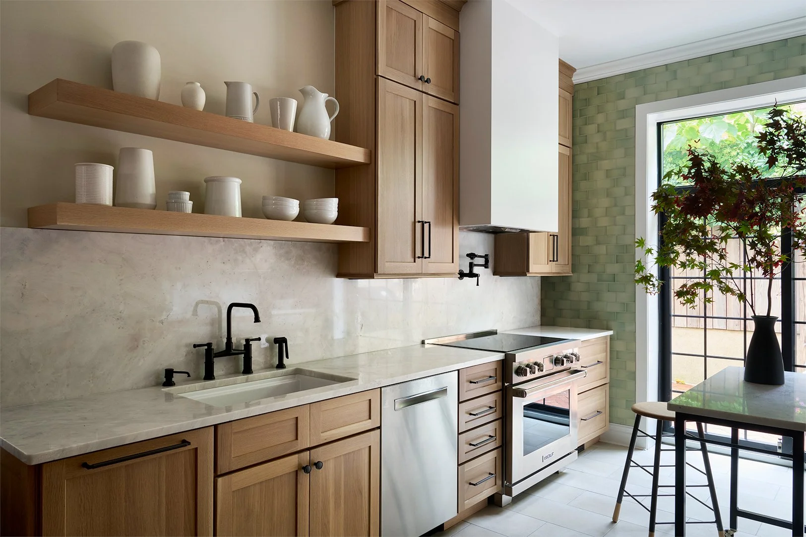 solid_surface_backsplash_kitchen.jpg