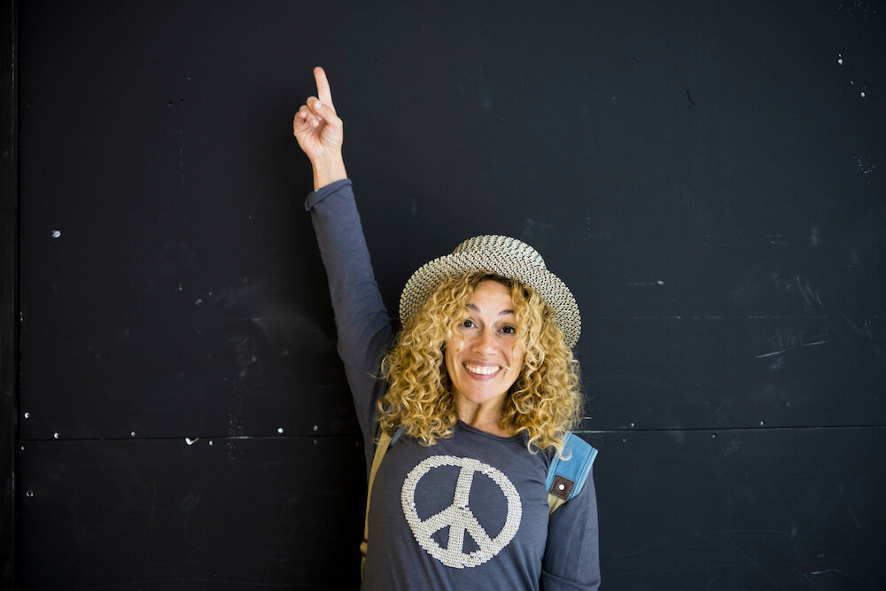 Mantén una actitud positiva ante la adversidad y no pierdas la esperanza. Visualiza las metas en vez de enfocarte en el miedo o la ansiedad. Sonríe y brinda paz. (Por Dentro)
