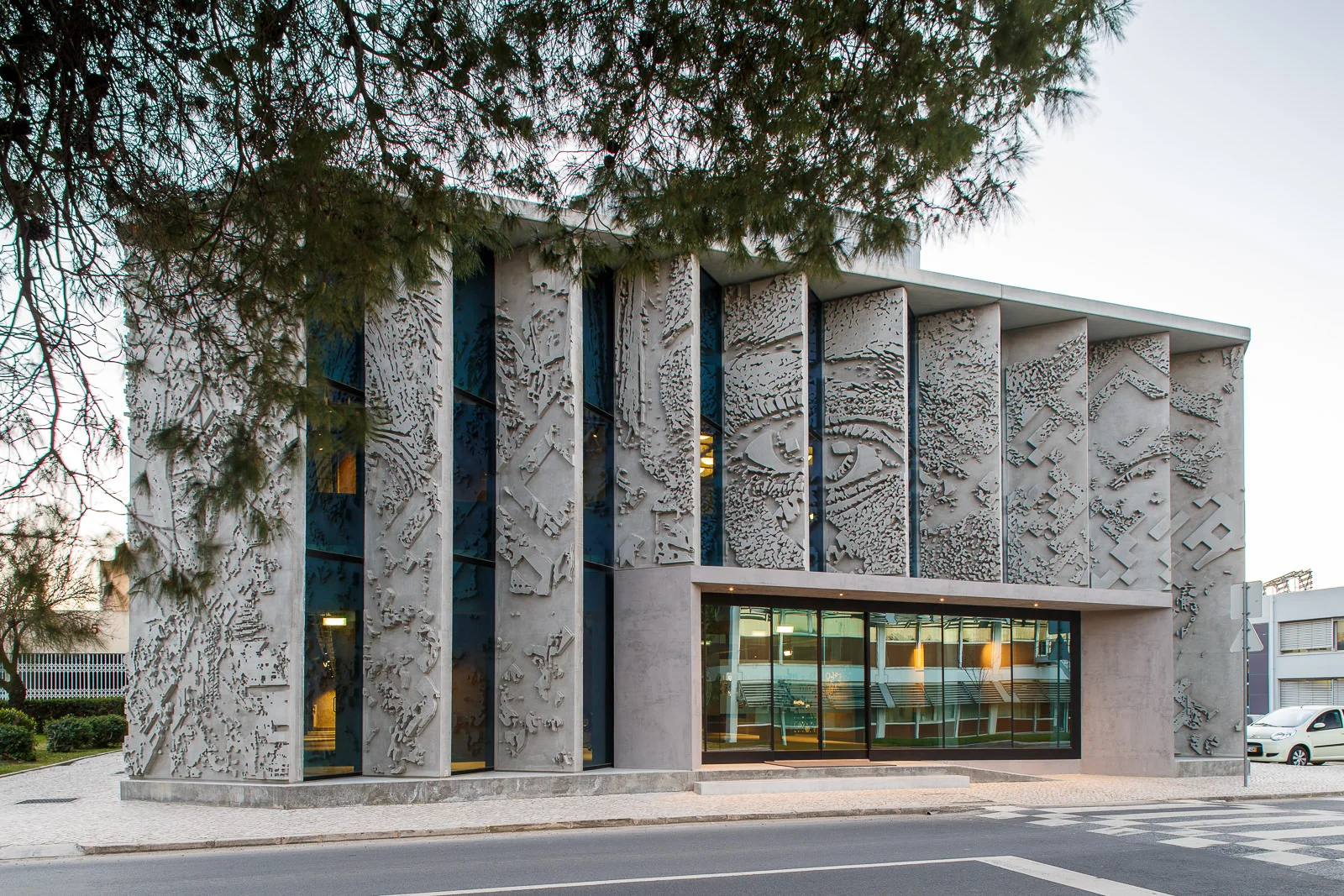 Edifício sede GS1 Portugal, intervenção de Vhils na fachada, Lisboa