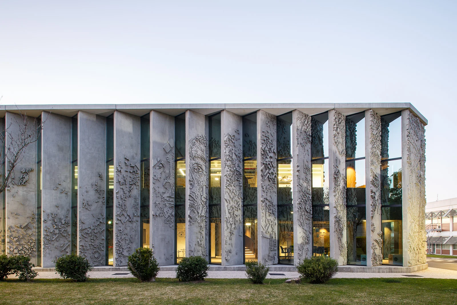Edifício sede GS1 Portugal, intervenção de Vhils na fachada, Lisboa