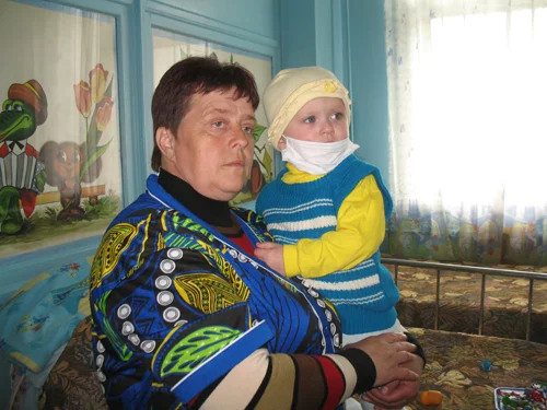 Mutter mit ihrem leukämiekranken Kind nach der Katastrophe von Tschernobyl - eine der vielen Folgen ionisierender Strahlung. (Bild: C. Knüsli)