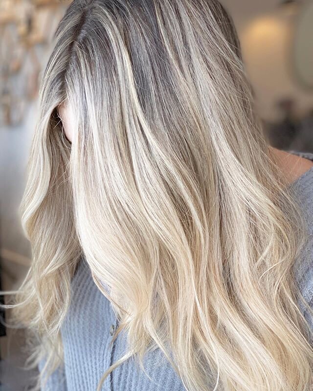 💥Blonded like a mother using my favorite #davinesliberty lightener. Used a combo of foiling, wet balayage, and root smudge.  And yes, my arms are tired.💥