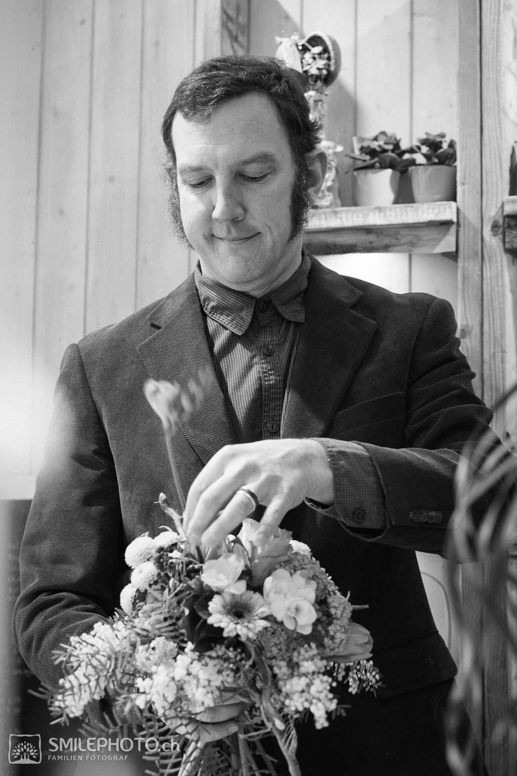 Shayne Phillips Floral Designer Weit mehr als nur der Hahn im Korb ist unser Mann im Team seit über 12 Jahren schlicht unersetzbar. Er stellt sicher, dass Alles seinen Platz hat und alle Aufträge reibungslos verlaufen. Mit schweizerisch-amerikanischem Humor und Können; made with love und mit viel Liebe zum Detail arrangiert unser Floral Designer Blüten und Grün, was in jedem seiner Werkstücke auch spürbar ist.