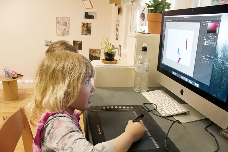 Using the graphic pen to compose music using coloured sound bars on the computer, to later play on the keyboard