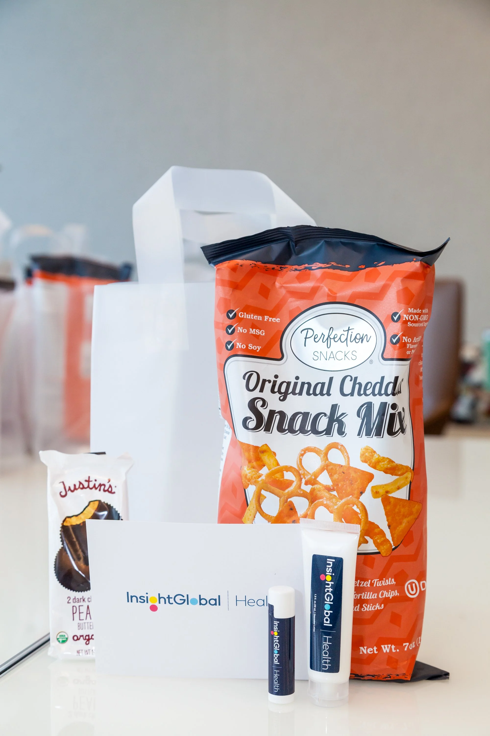  OneWorld Health service project with Philanthropy Ambassadors and Insight Global Headquarters team assemble Thank You kit for nurses at Children's HealthCare of Atlanta as part of Nurse's Appreciation Week. 