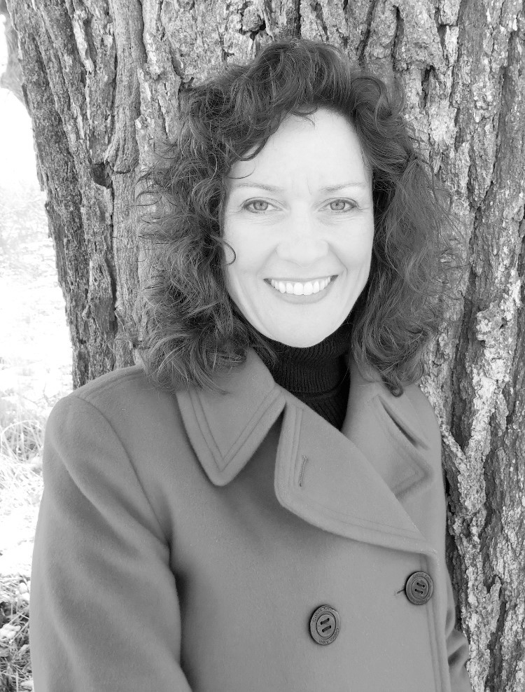 Lora Bray_Photo.jpeg