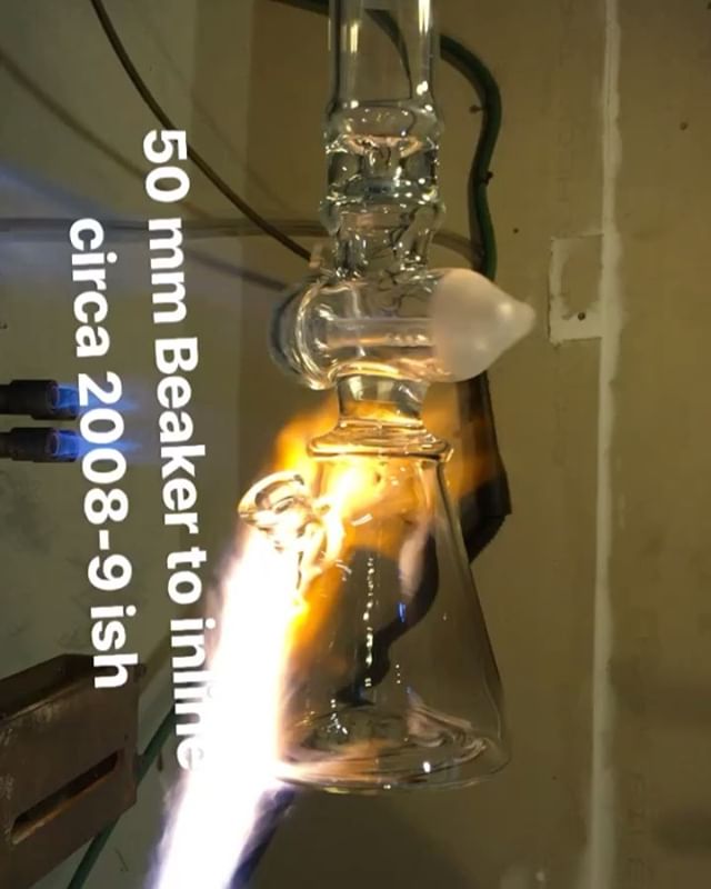 Haven't made one of these in bout a decade!! Lol, bringing this one back to life..😅😅 Beaker -inline. 👇☝️✌️#huffyglass #huffy #crazytube #beaker #inline #perc #dualperc #flowerpower #binger #fume #bingbangbong #glassofig #lathe #oldnewschool #grate