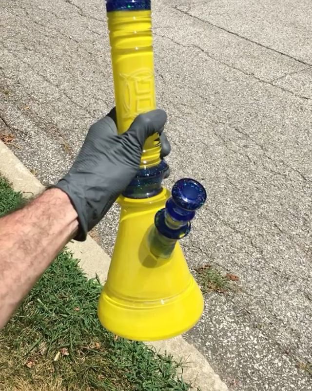 Been wanting to make a full color tube for a bit! Finally. 2.75 lbs of goodness💎💎 @northstarglass canary paired with @greasy_glass dark blue satin smothered in @dopalsopals . Thanks to @ustglass and @notoriousyig for the color 🔌
I'm stoked on this
