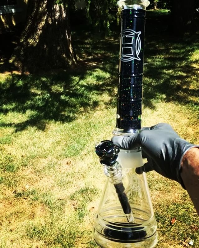 Crushed Opal full neck BFT💎💎 all tooled up. Pics do it little justice!! This guys pretty poppin✨✨✨ Comprised of some @dopalsopals 🔥 and @northstarglass jet black.. Thanks for peepin the work!!#huffyglass #huffy #binger #BFT #beaker #flask #bestofg