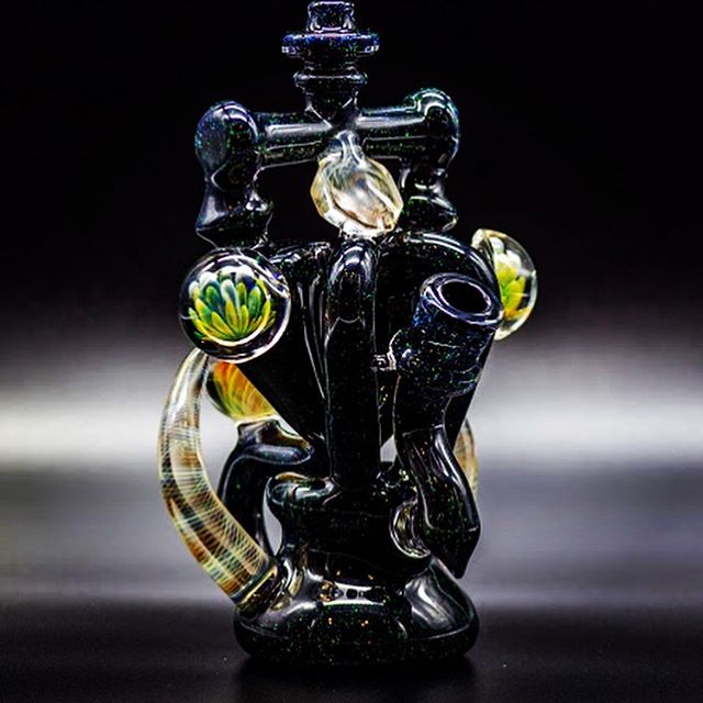 Some killer shots of my donation piece from @famglassshow. It was a quick trip but I was stoked to participate! Thanks to the homie @grammer_photography for the 📸! Full crushed opal over jet black with 24k and 99.9 accents.💎💎💎 Thanks for lookin!!