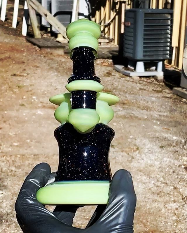 Finally some sunshine!!!☀️ ☀️☀️ made a rig to celebrate! Shaped up with a little carving. @greasy_glass Yoshi over white satin vs. crushed opal over jet black🔥🔥 6 slit gridded perc for a nice shred. @tree_beard34 with the facets on that fat opal co