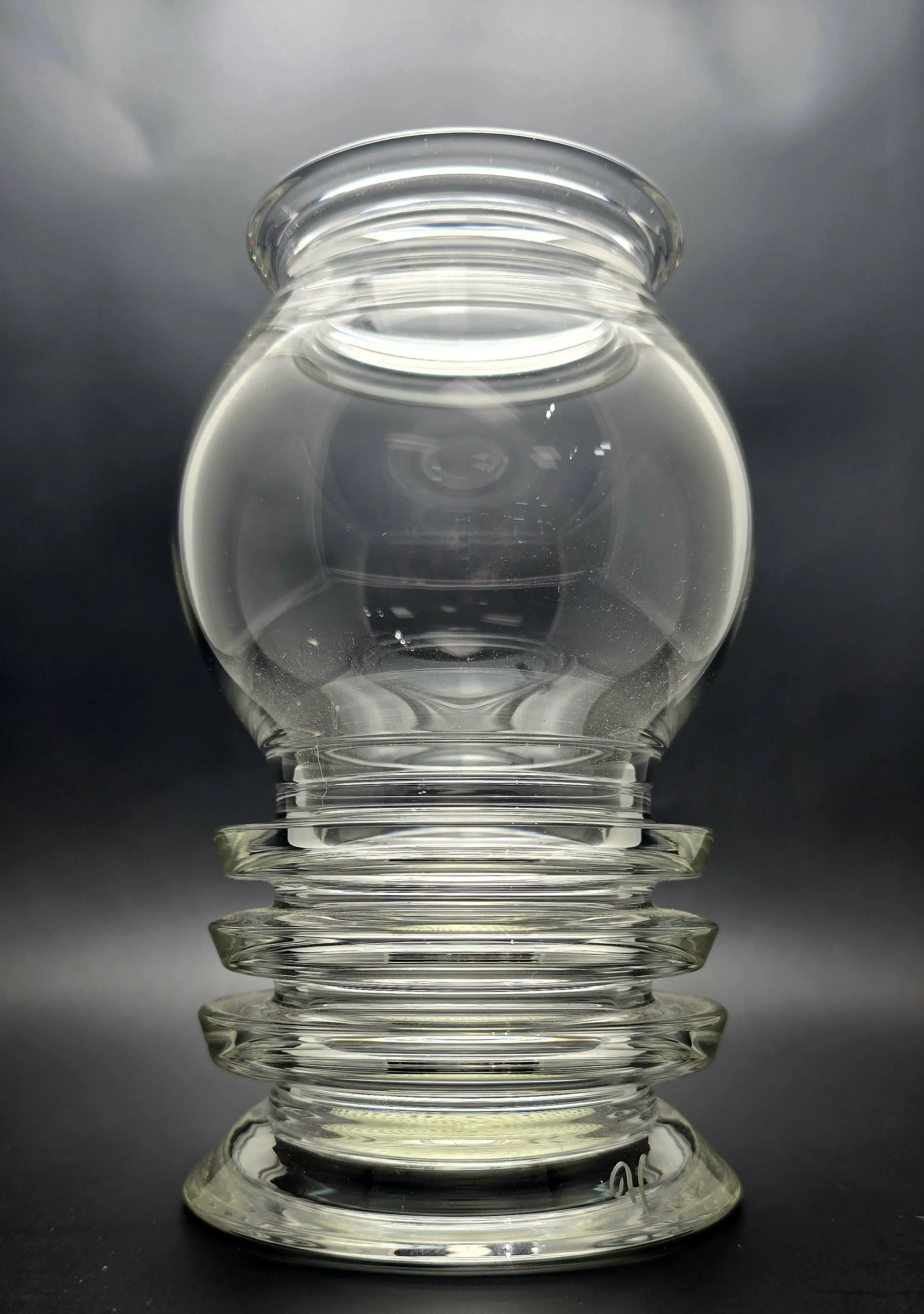 Round top cup with UV reactive bottom