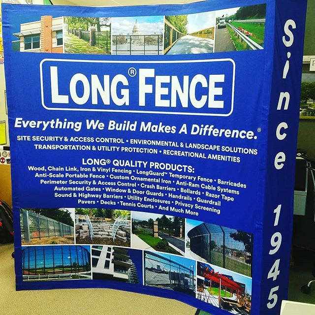 Curved hop up displays are great backdrops for trade shows and are easy for one person to set up. @longfence is using this to bullet point their commercial services with beautiful image examples.
#signs #tradeshowbooth #tradeshow #tradeshows #tradesh