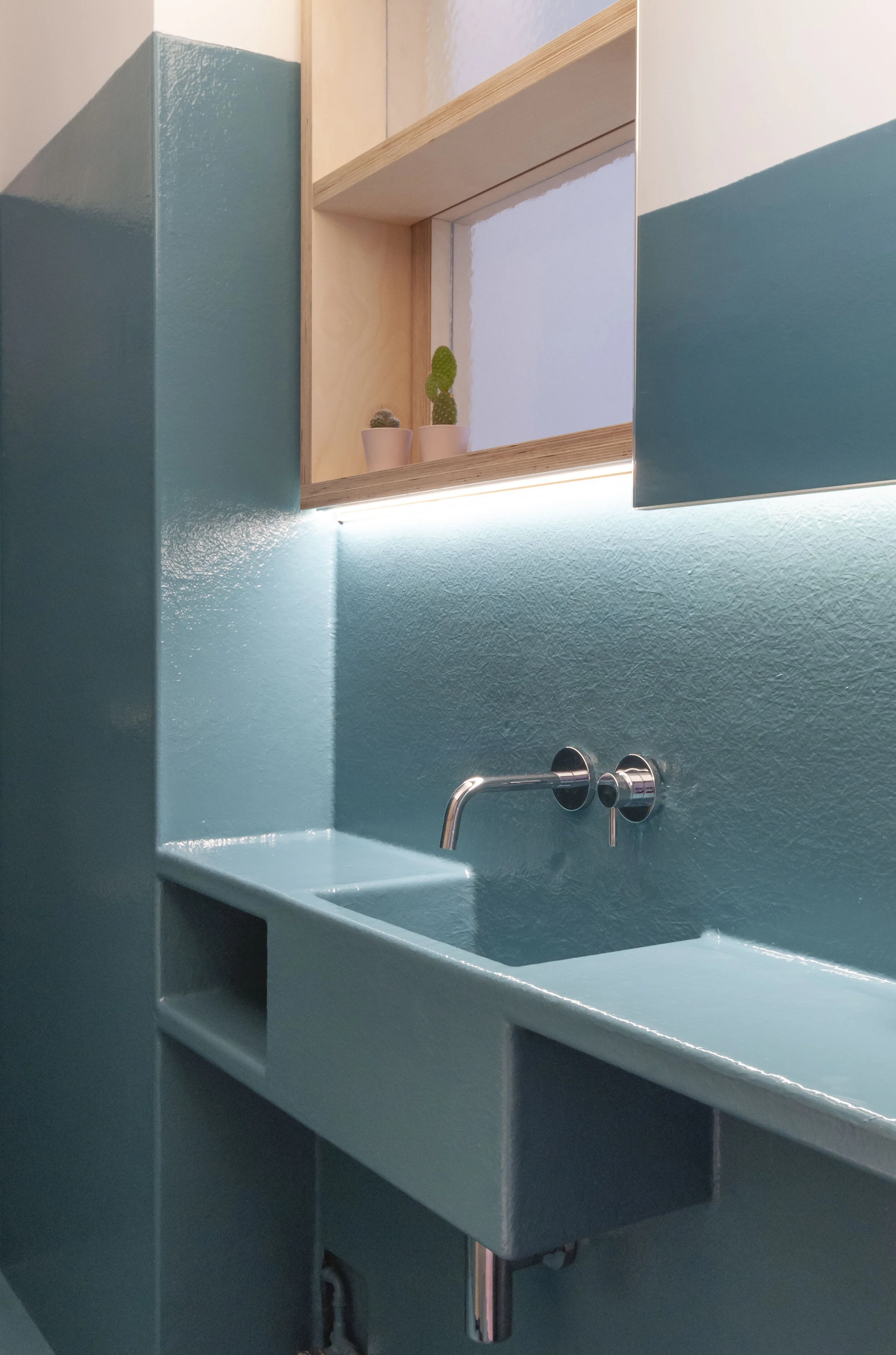 polyester bathroom with optimal use of space