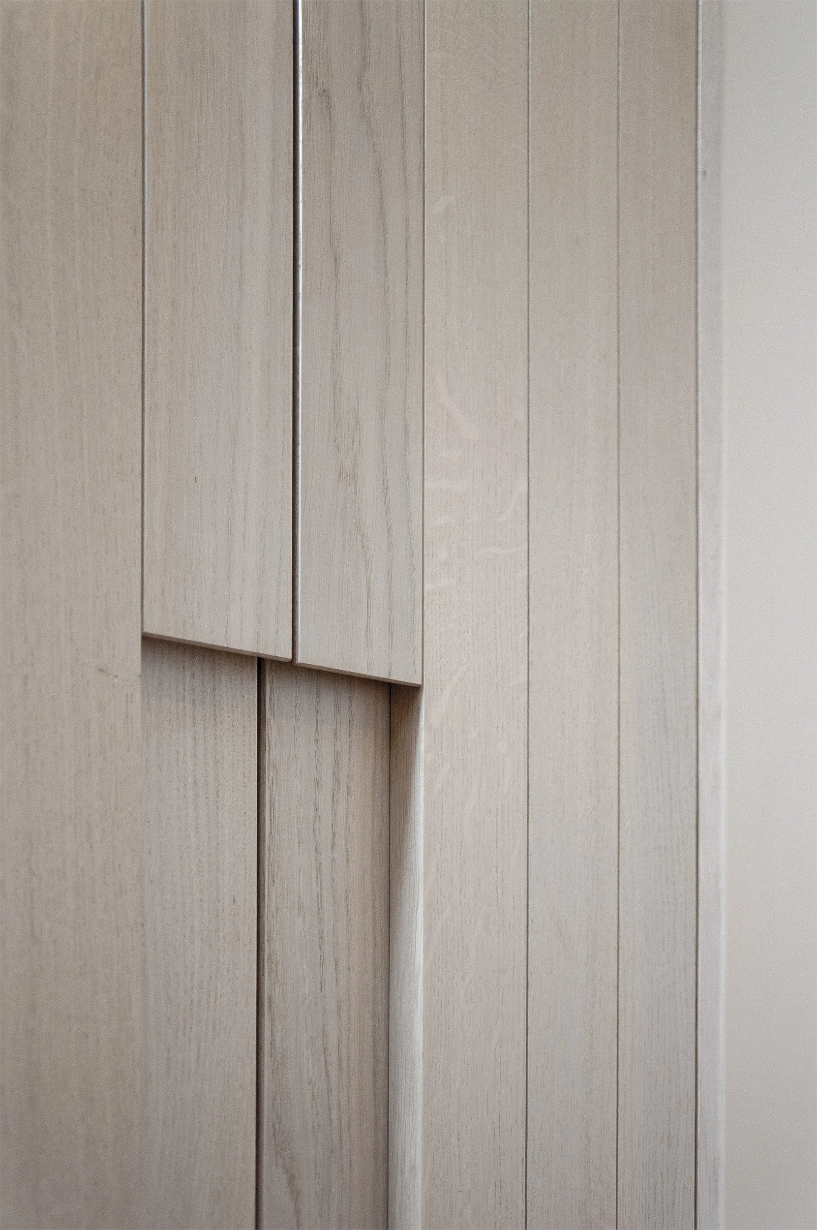  deze halkast werd op maat gemaakt in massief eiken hout  design door veldhuis architecten 