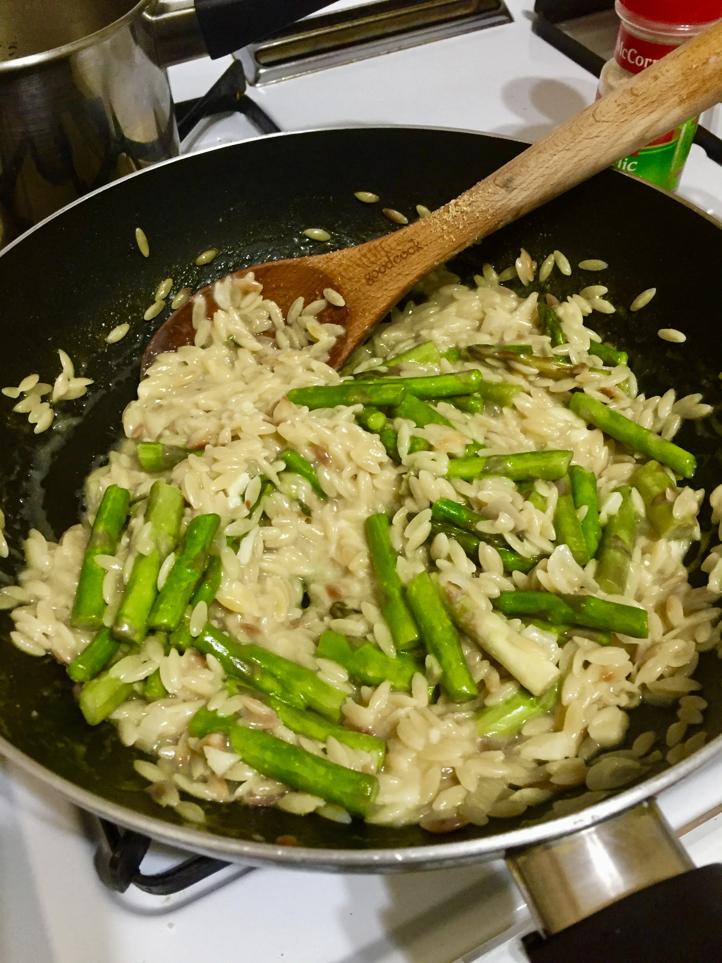 Take the shrimp, rinse them, and flavor with salt and pepper.