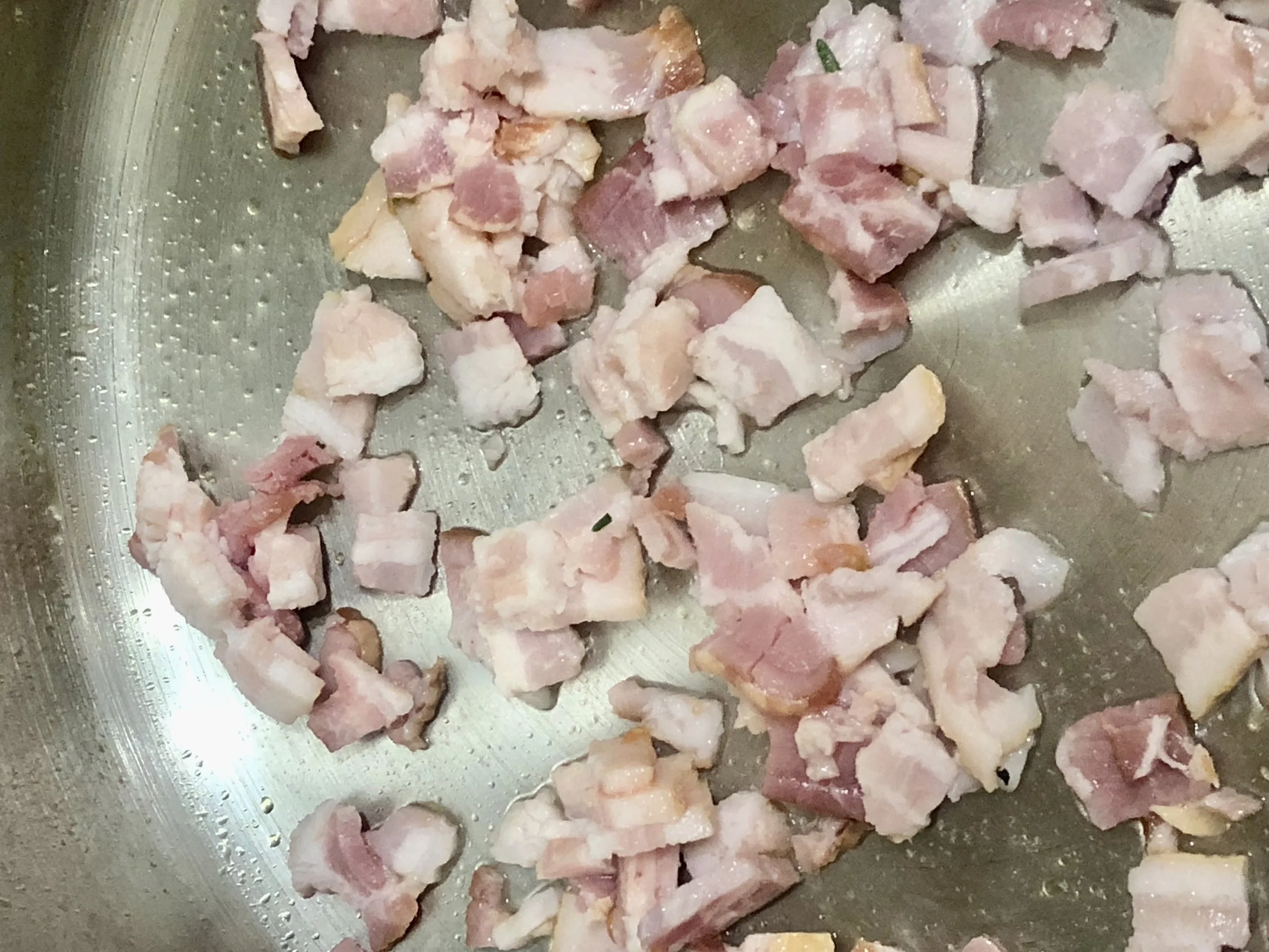 Dice the onion and the garlic cloves. Add them to the pot and cook until clear until the bacon renderings. If necessary add a little bit of olive oil or butter the pot, and if the needs arises, deglaze the pot with tbs-2tbs of white wine.