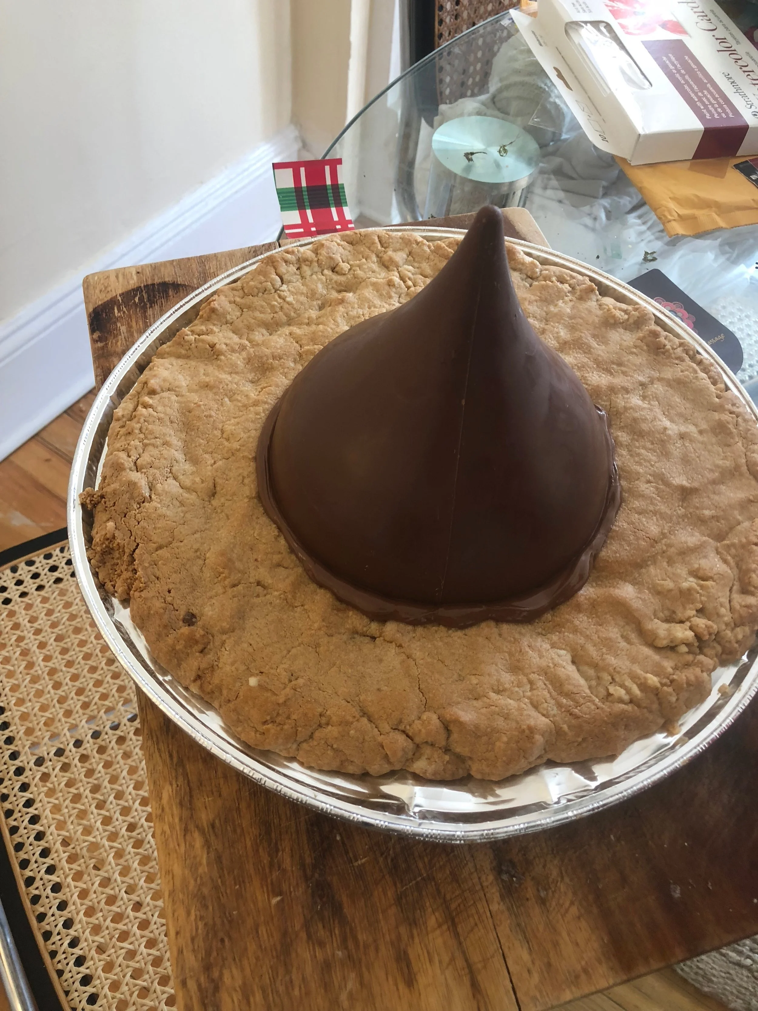 IngredientsJust under 2 cups of flourPeanut butter (0.5 cups)Butter (salted) (0.5 cups)dark sugar (0.5 cups)regular sugar (0.5 cups)tsp of baking soda&nbsp;sprinkling of sea saltmassive Hershey kisstsp of vanilla2 tbls of milkan egg&nbsp;&nbsp; &nbs…