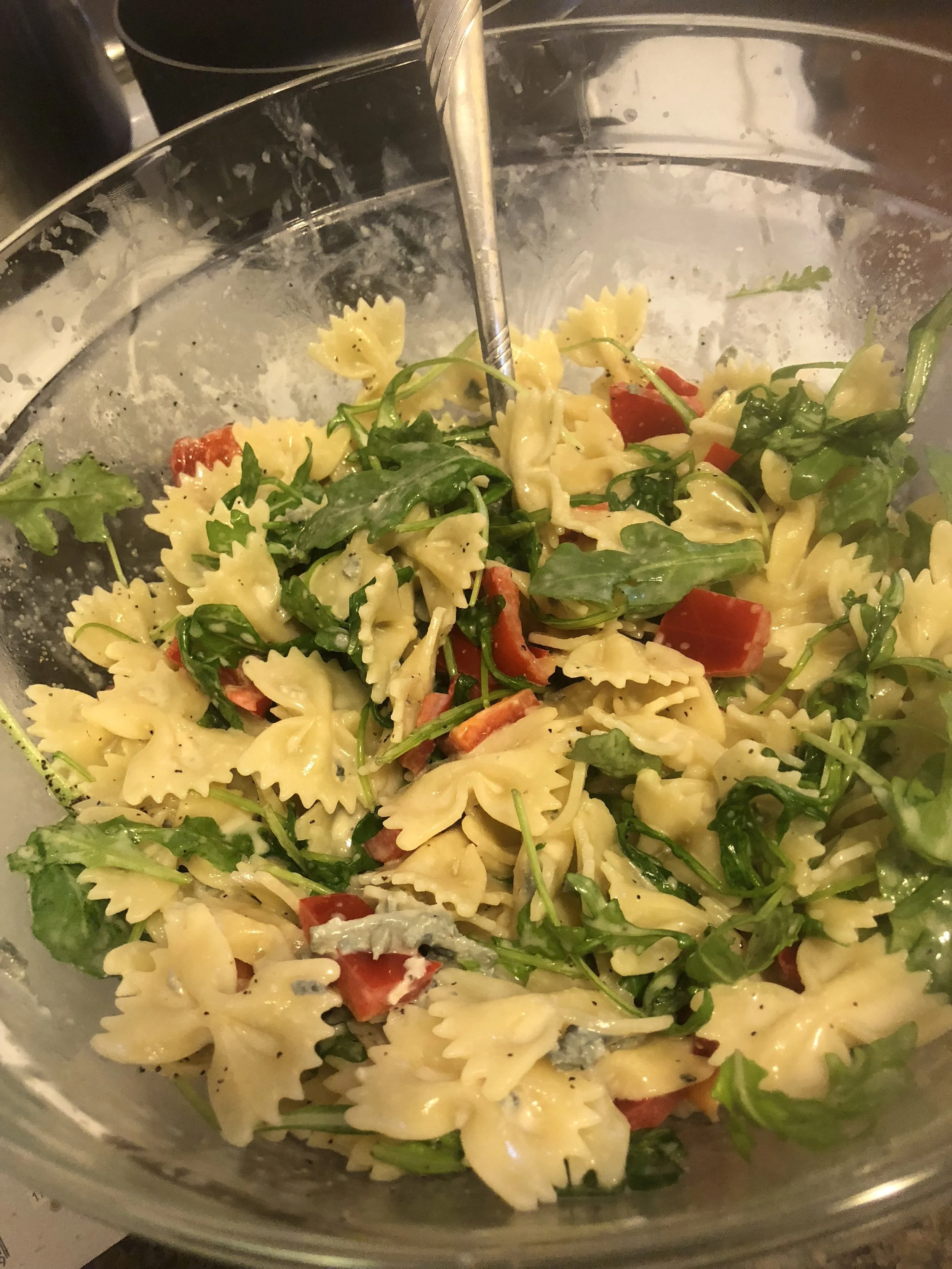 Ingredients 3-5 tbls of butter 2 cups of arugula red bell pepper 2 tbls of ground pepper 8 ox of goat cheese cut into 5-6 pats powdered garlic