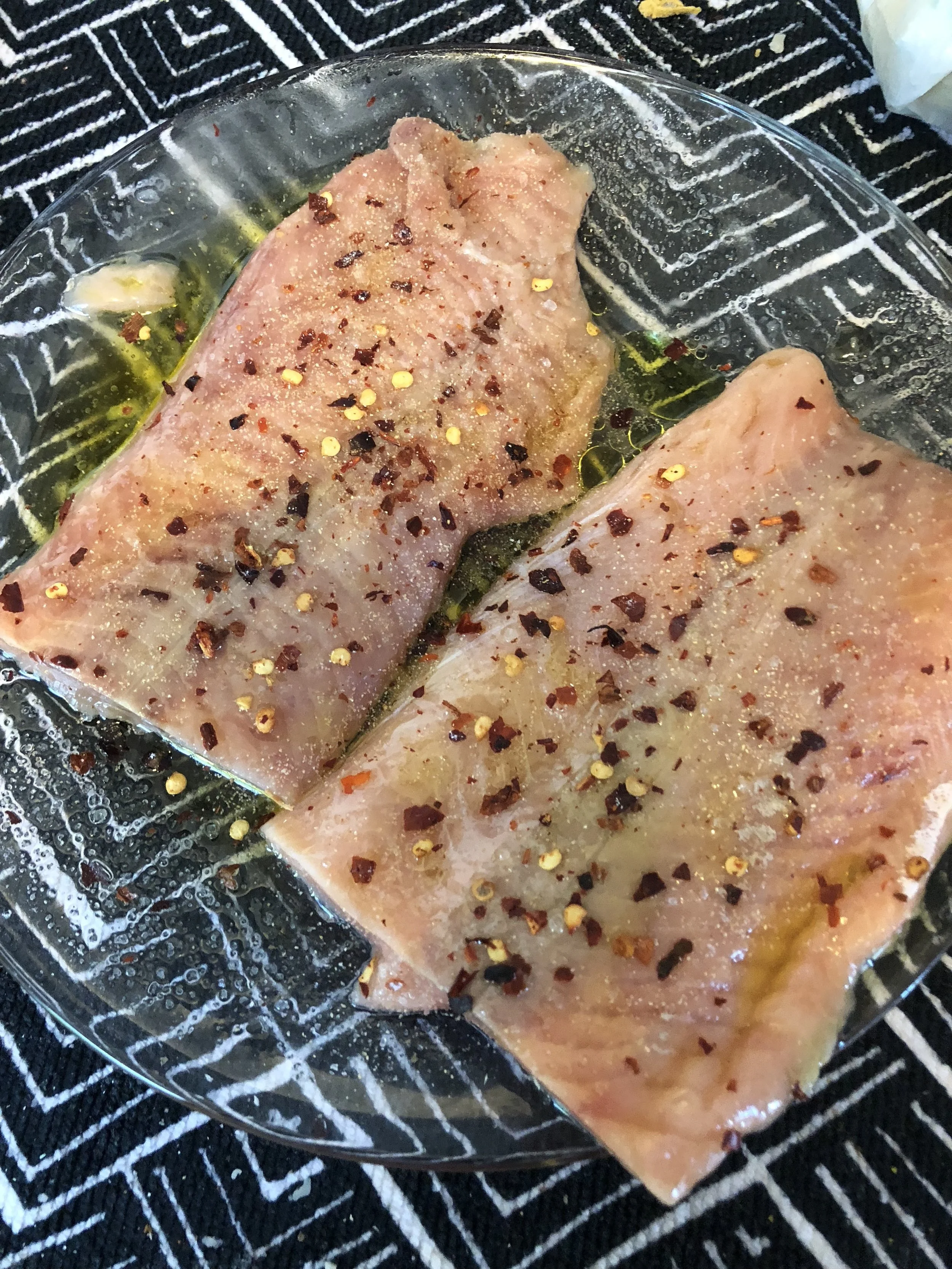 Coat salmon steaks with olive oil and season with salt, pepper, red pepper, garlic and lemon,&nbsp;