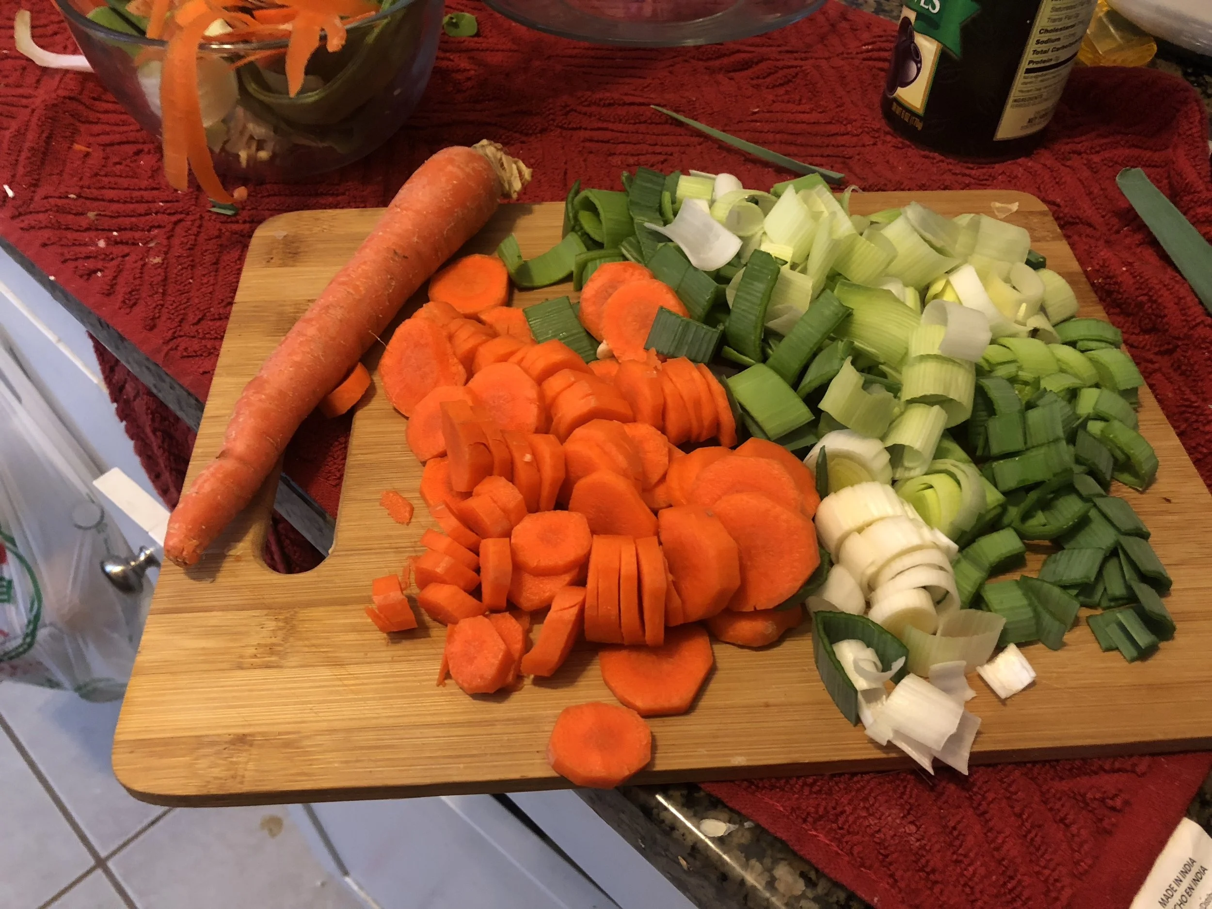 Clean and dice/coin the carrots, garlic cloves and leek.