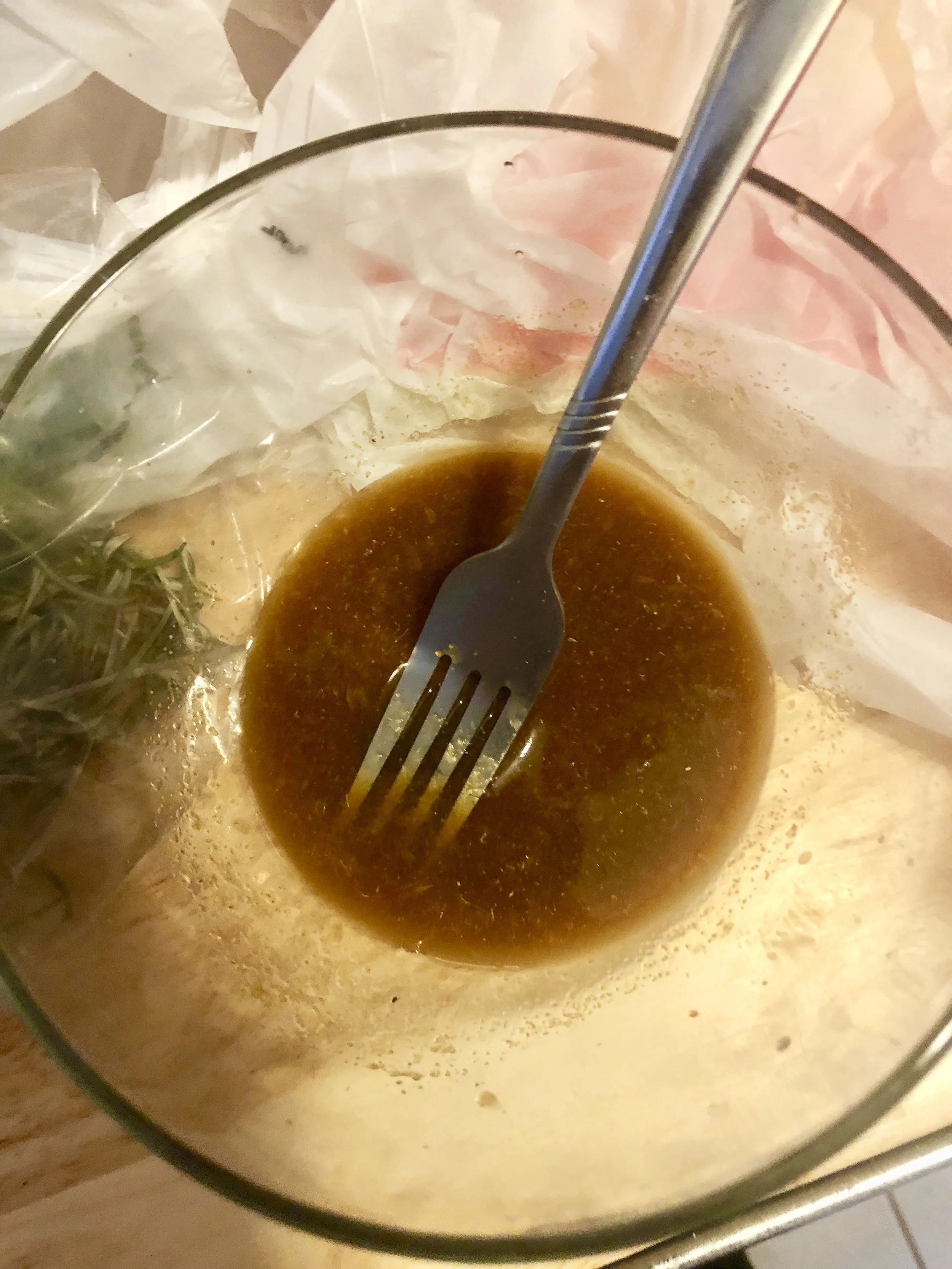 Ingredients2 tbs of soy saucetsp of honeypowdered garlic (to taste)0.5 tsp of ground gingerpeppertsp of orange juiceground pepperPlan of AttackMix all ingredients together throughly and pour over salmon; Refrigerate for an hour ***I added too much h…