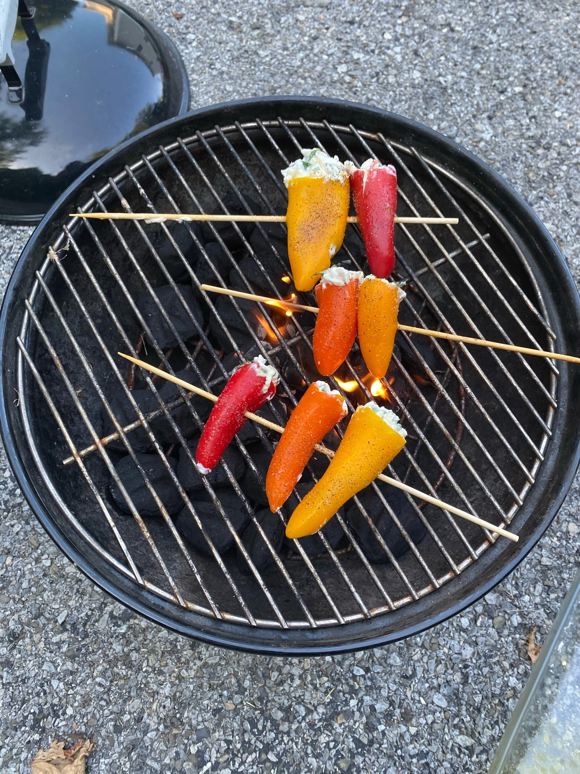 Places the peppers on rhe skewers, rub the outside with olive oil and season eith salt, pePper snd powdered garlic