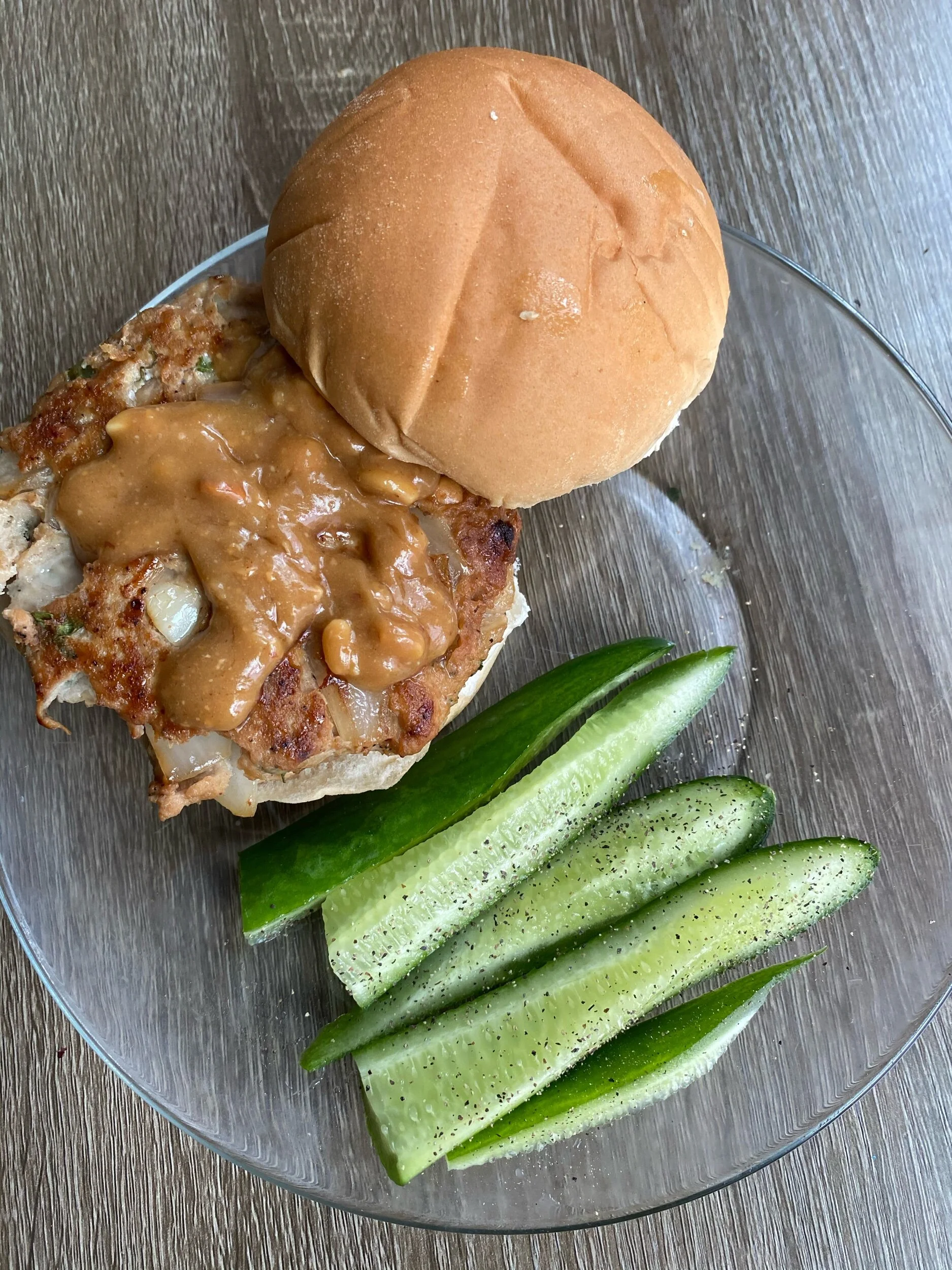 Thai chicken burgers with peanut sauce