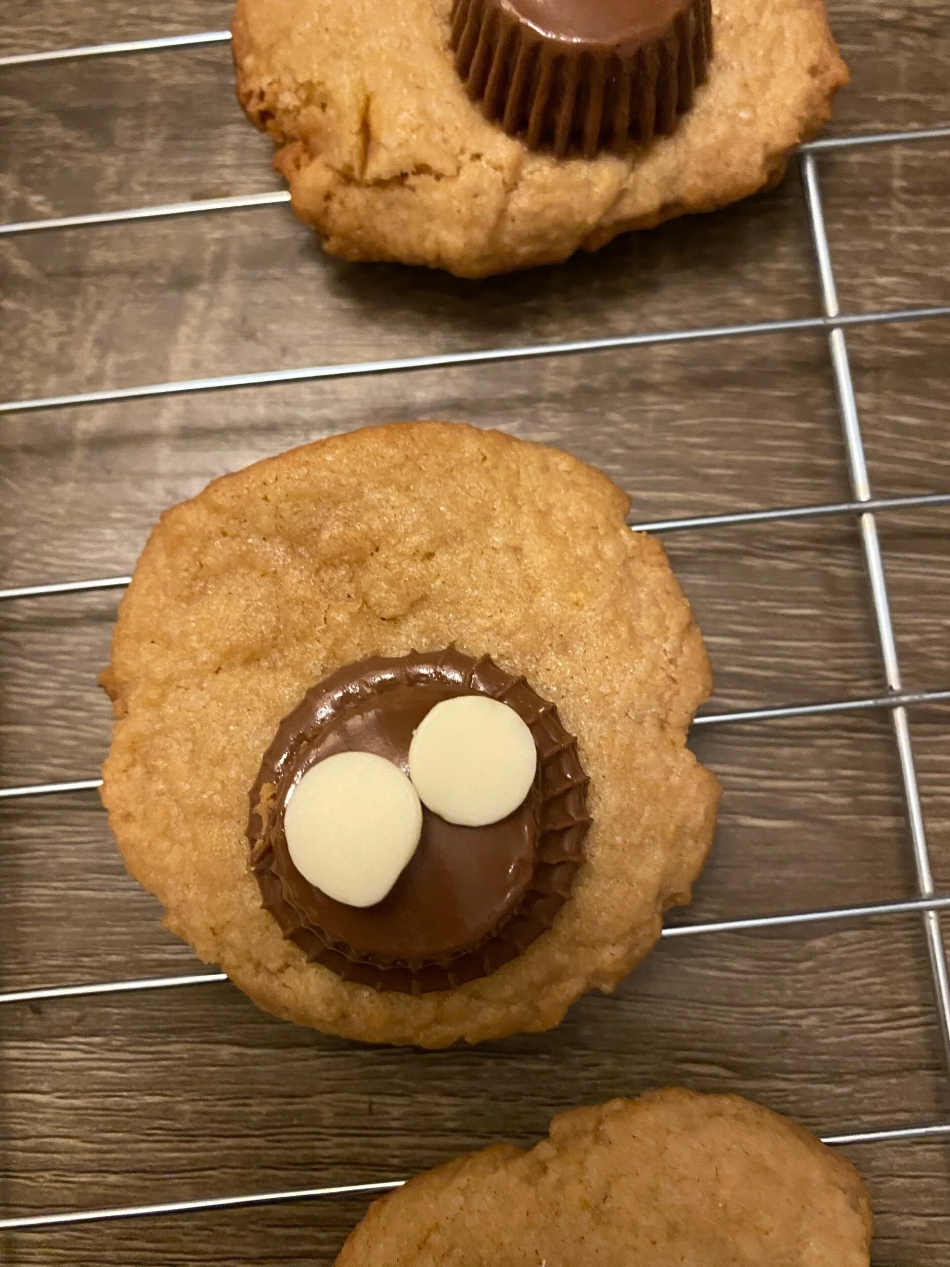 This is what the cookie looks like with chocolate chips and the benefit with white chocolate chips is you can adjust eyeball placement. The bad part is it adds an additional step because you have to apply eyeballs either with melted chocolate in a p…