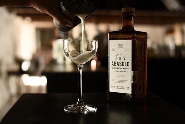 CORN RUSH

Original cocktail by cocktailgruppen. &bull; Abasolo corn whiskey
&bull; Nixta corn liqour
&bull; Agave
&bull; Fresh lime
&bull; Fresh Lemon
&bull; Corn bitters &bull;Eggwhite 
#originalcocktail @abasolowhisky @nixtalicor @aliassmithspirit