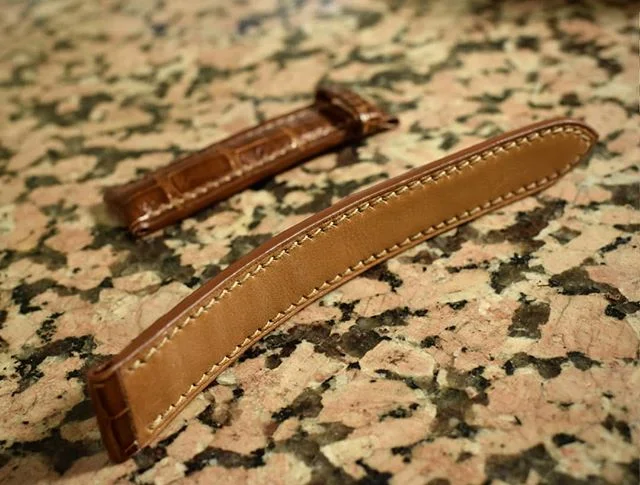 Carefully hand sewn before several coats of edge paint.
#leather #leathercraft #handmade #handsewn #watchband #watchgeek #watchesofinstagram #luxurywatches #luxuryleather #bespoke #customfit #details